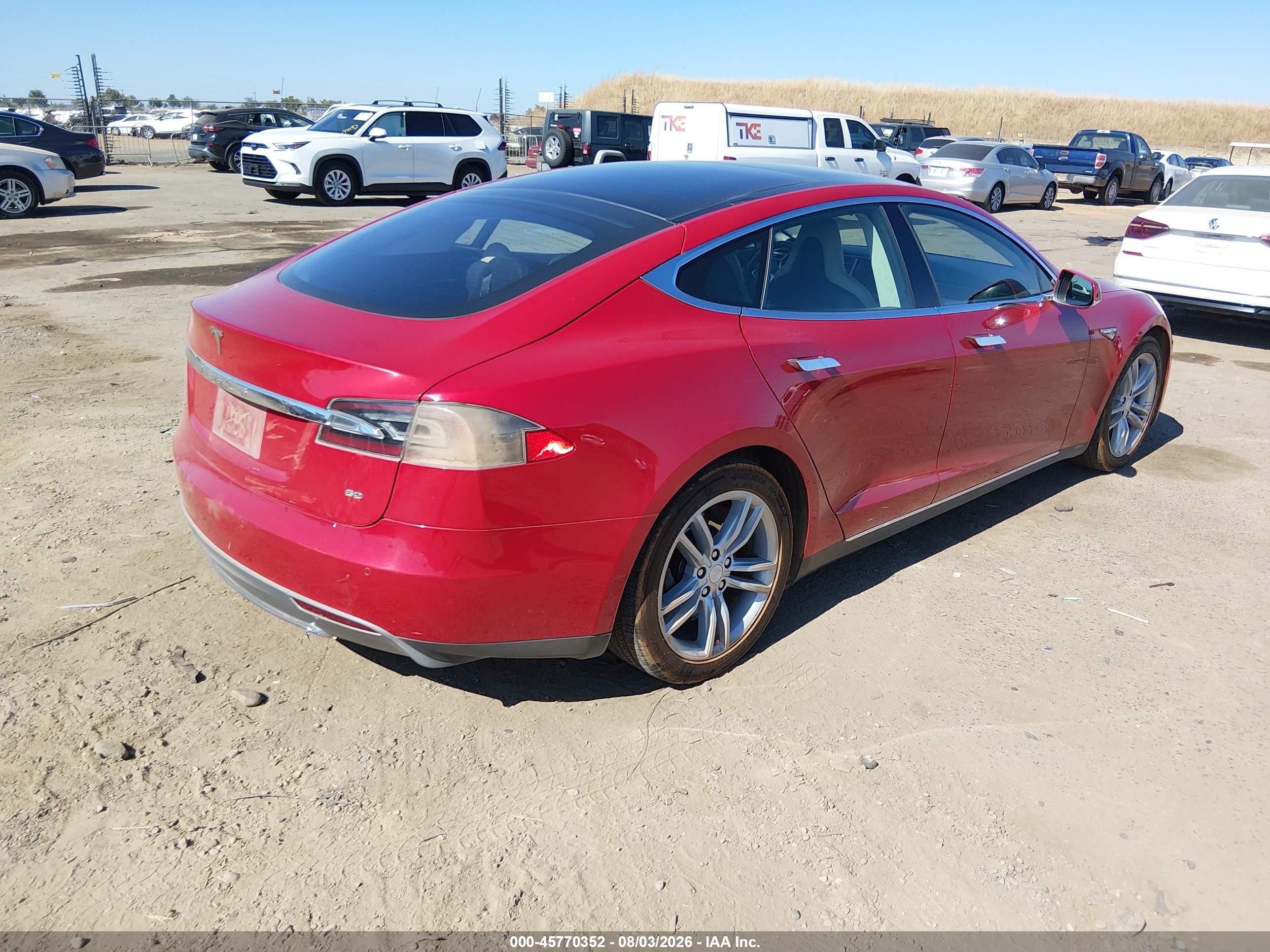 2013 Tesla Model S   Red vin: 5YJSA1CGXDFP23074