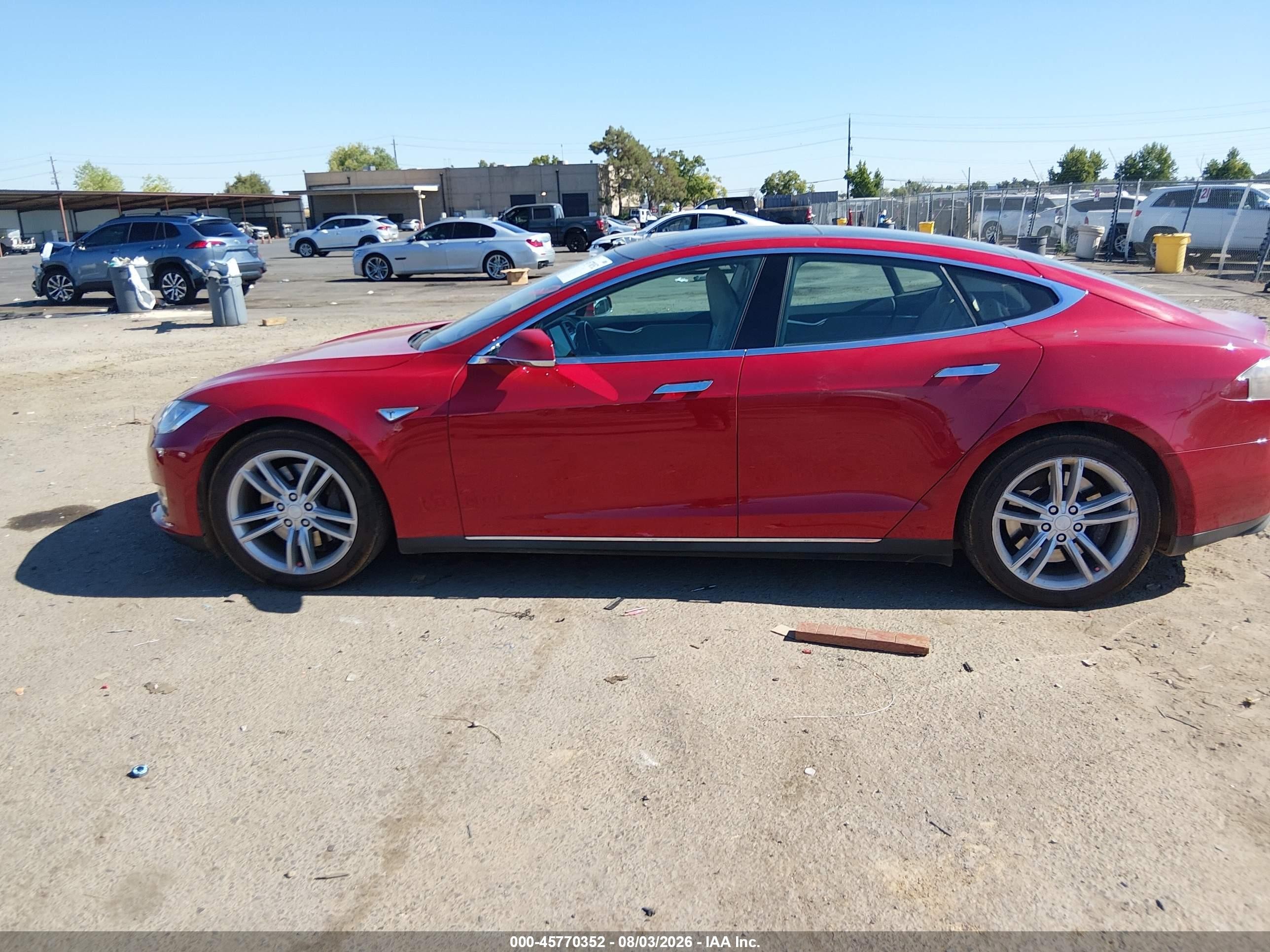 2013 Tesla Model S   Red vin: 5YJSA1CGXDFP23074