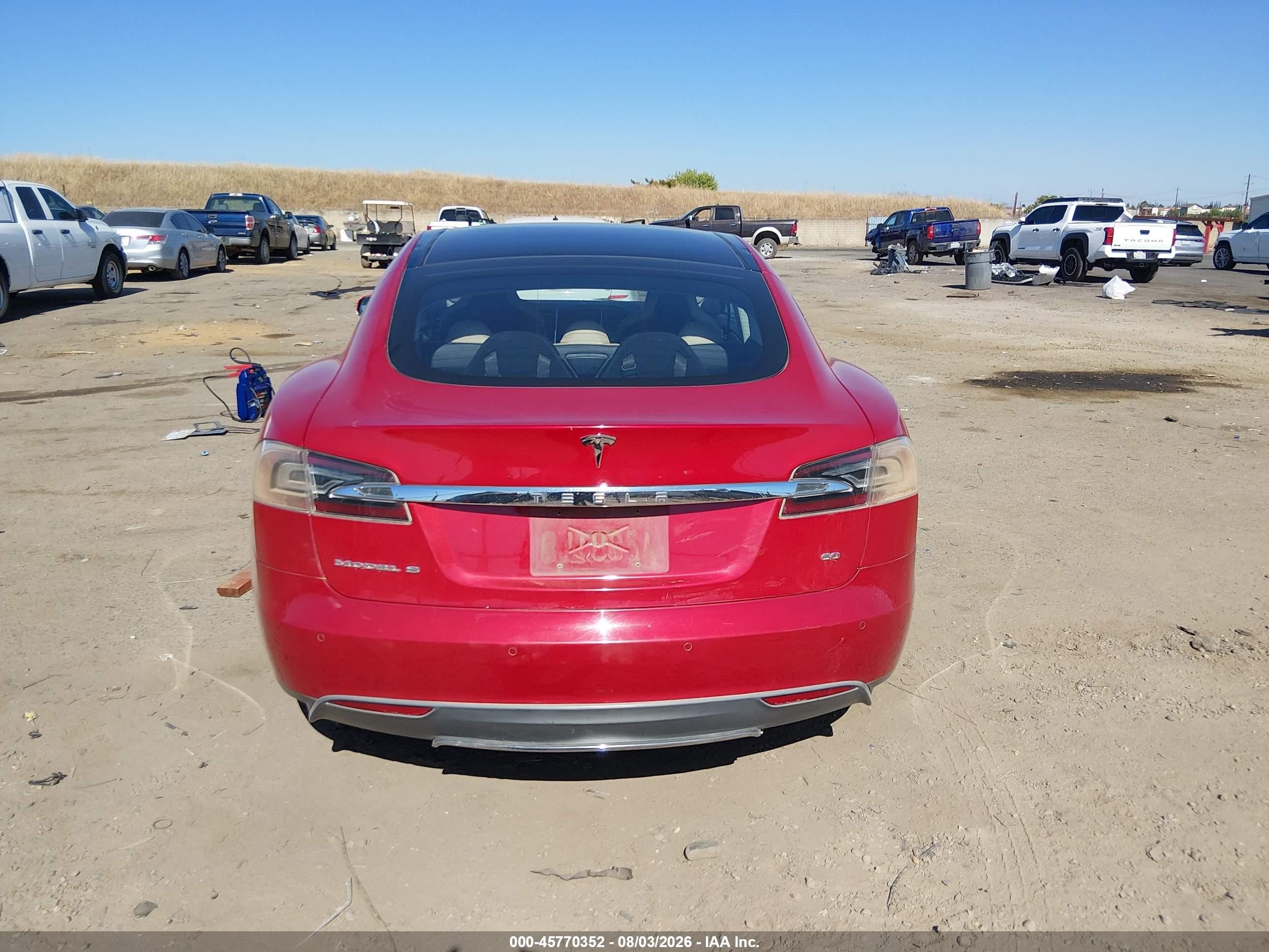 2013 Tesla Model S   Red vin: 5YJSA1CGXDFP23074