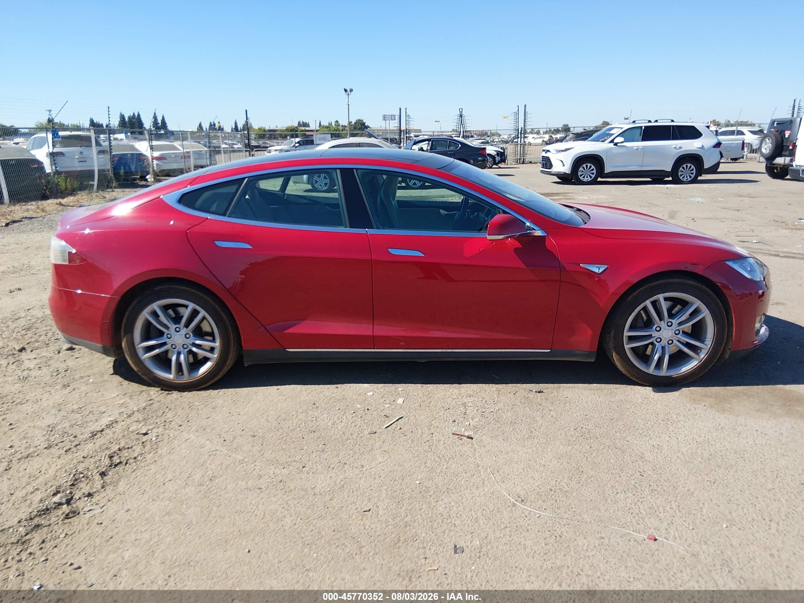 2013 Tesla Model S   Red vin: 5YJSA1CGXDFP23074