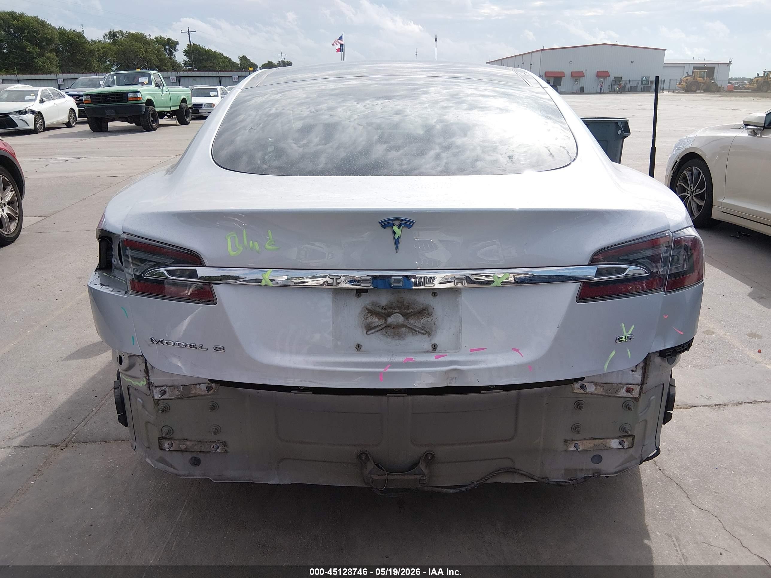 2013 Tesla Model S   Silver vin: 5YJSA1CN0DFP17217