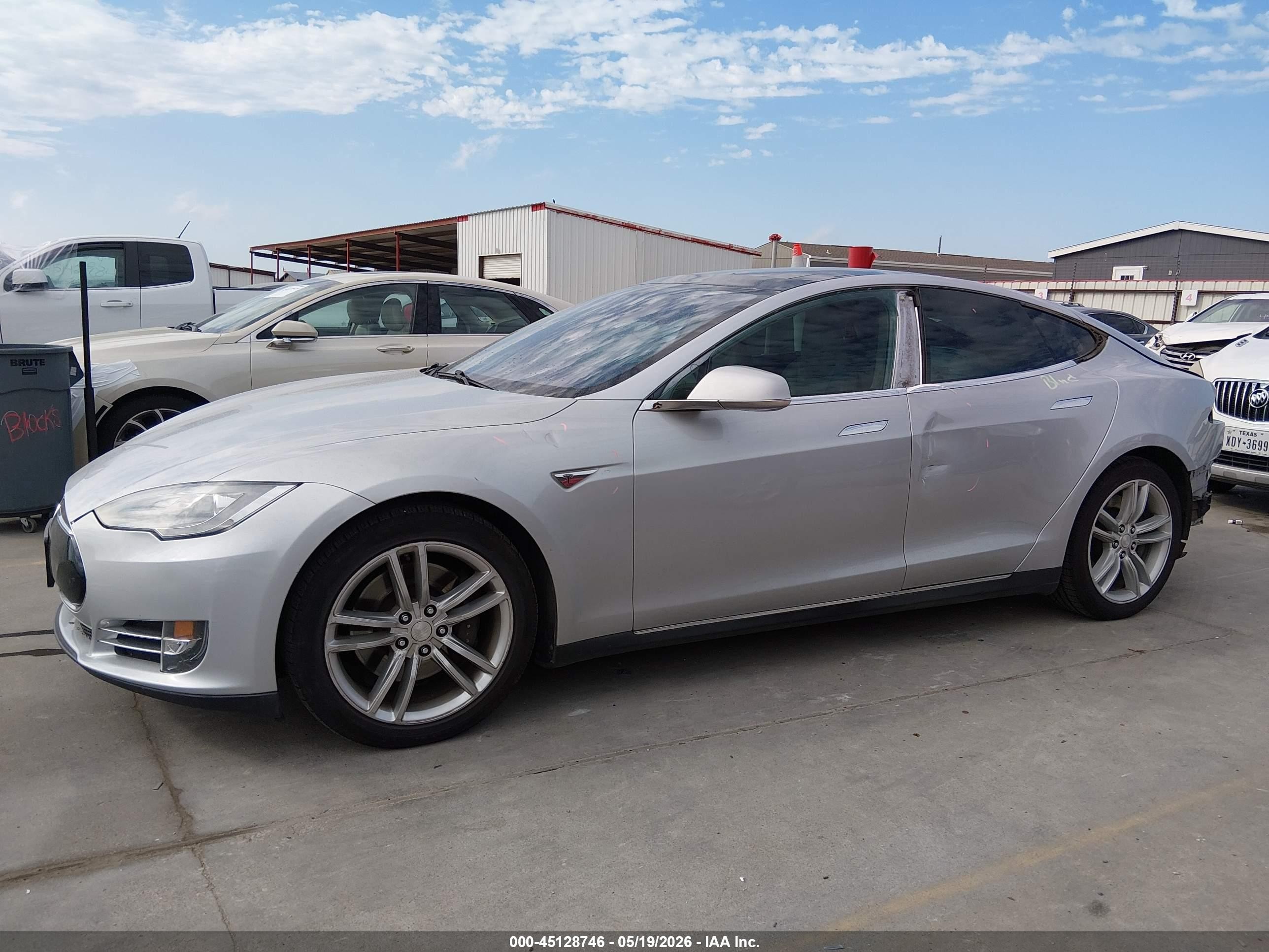 2013 Tesla Model S   Silver vin: 5YJSA1CN0DFP17217