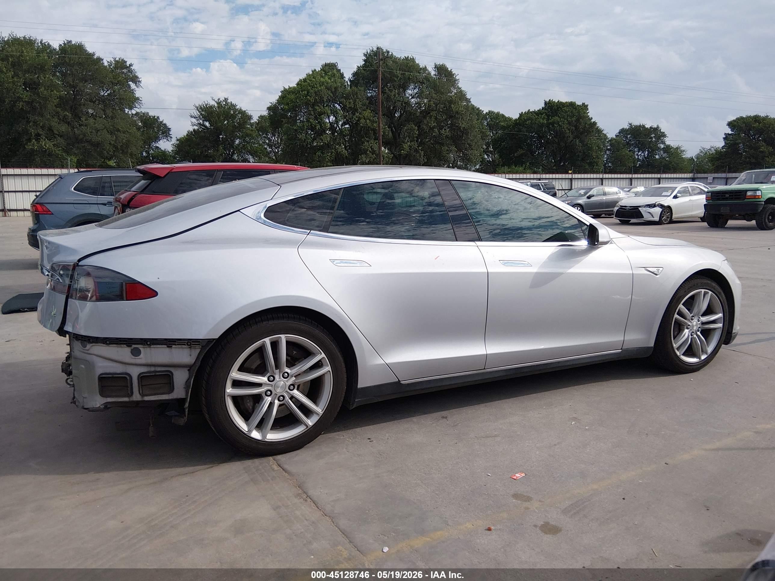 2013 Tesla Model S   Silver vin: 5YJSA1CN0DFP17217