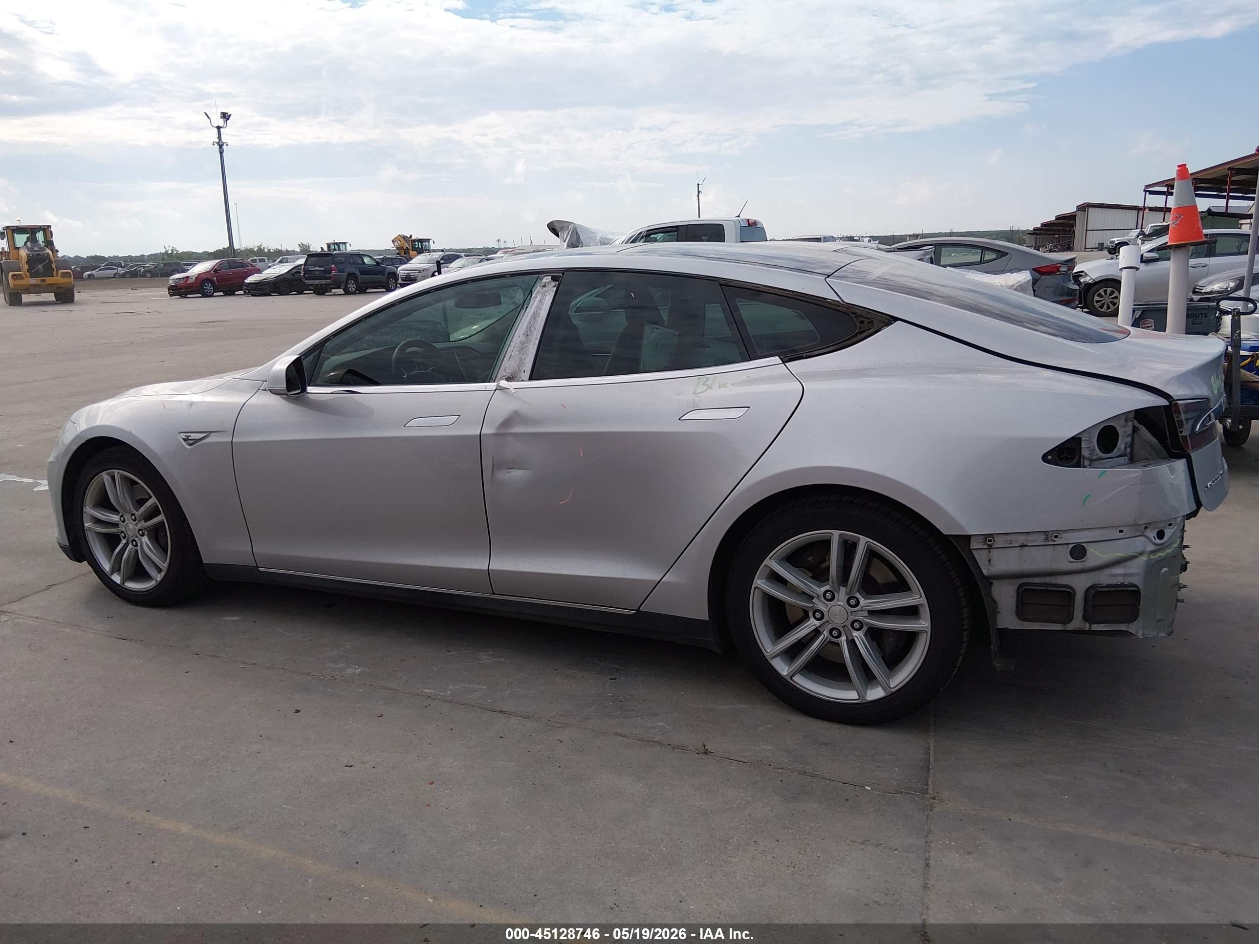 2013 Tesla Model S   Silver vin: 5YJSA1CN0DFP17217