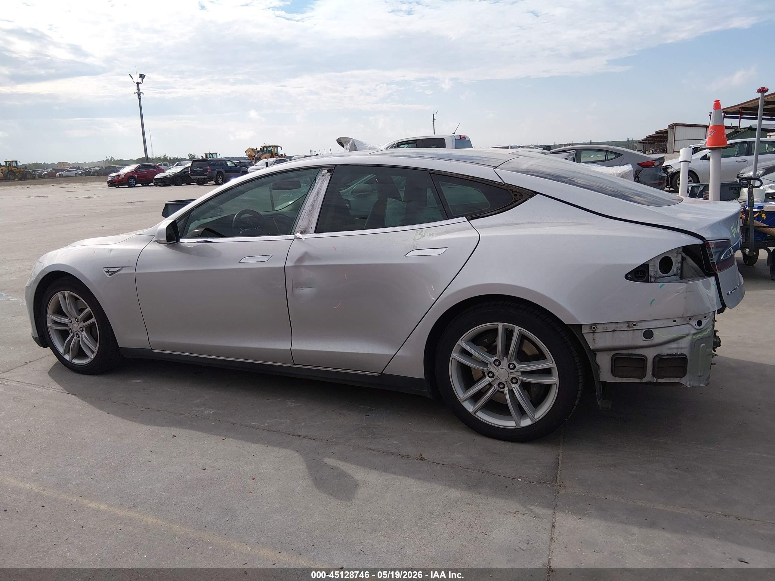 2013 Tesla Model S   Silver vin: 5YJSA1CN0DFP17217