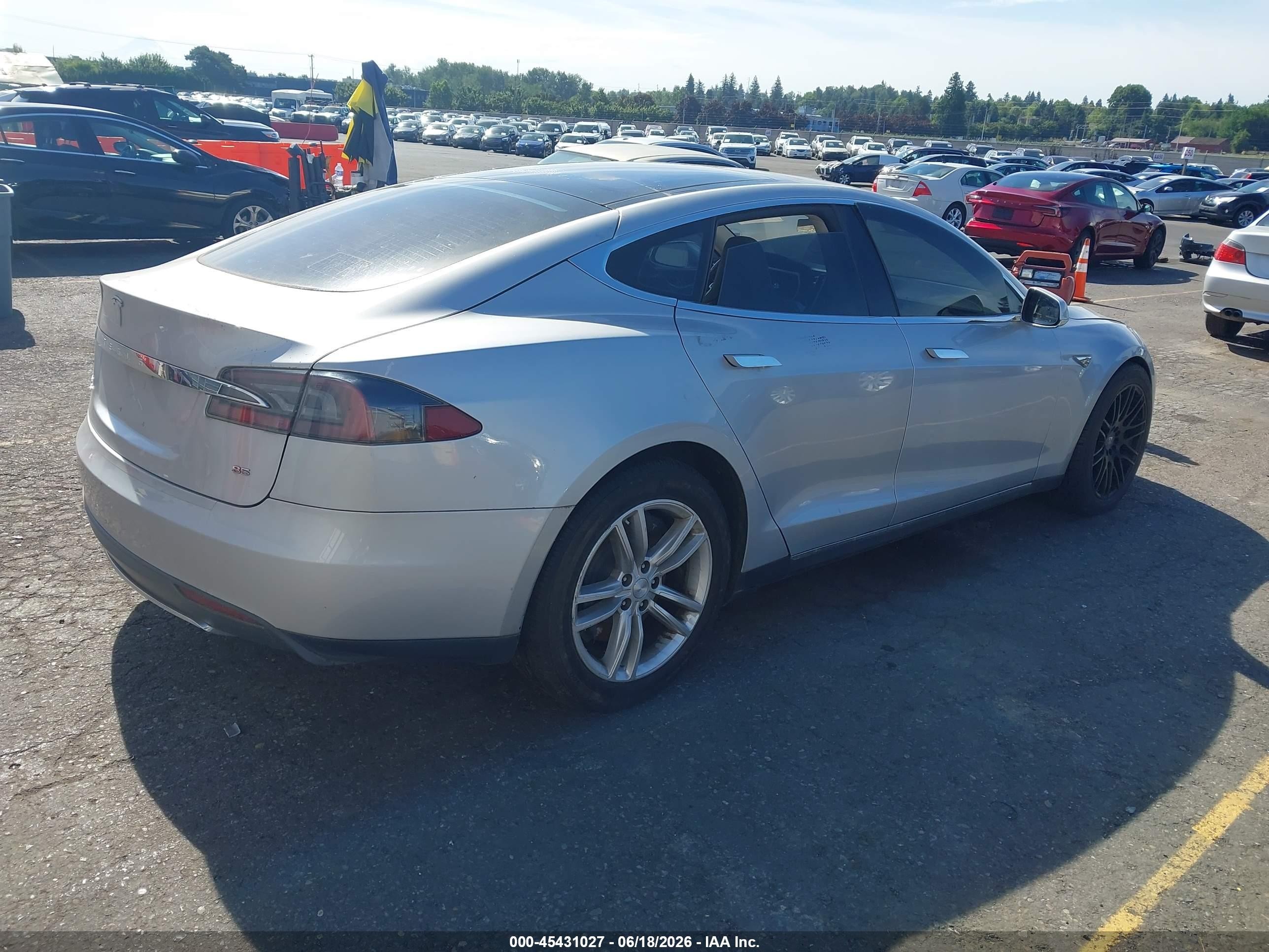 2013 Tesla Model S   Silver vin: 5YJSA1CN1DFP26170