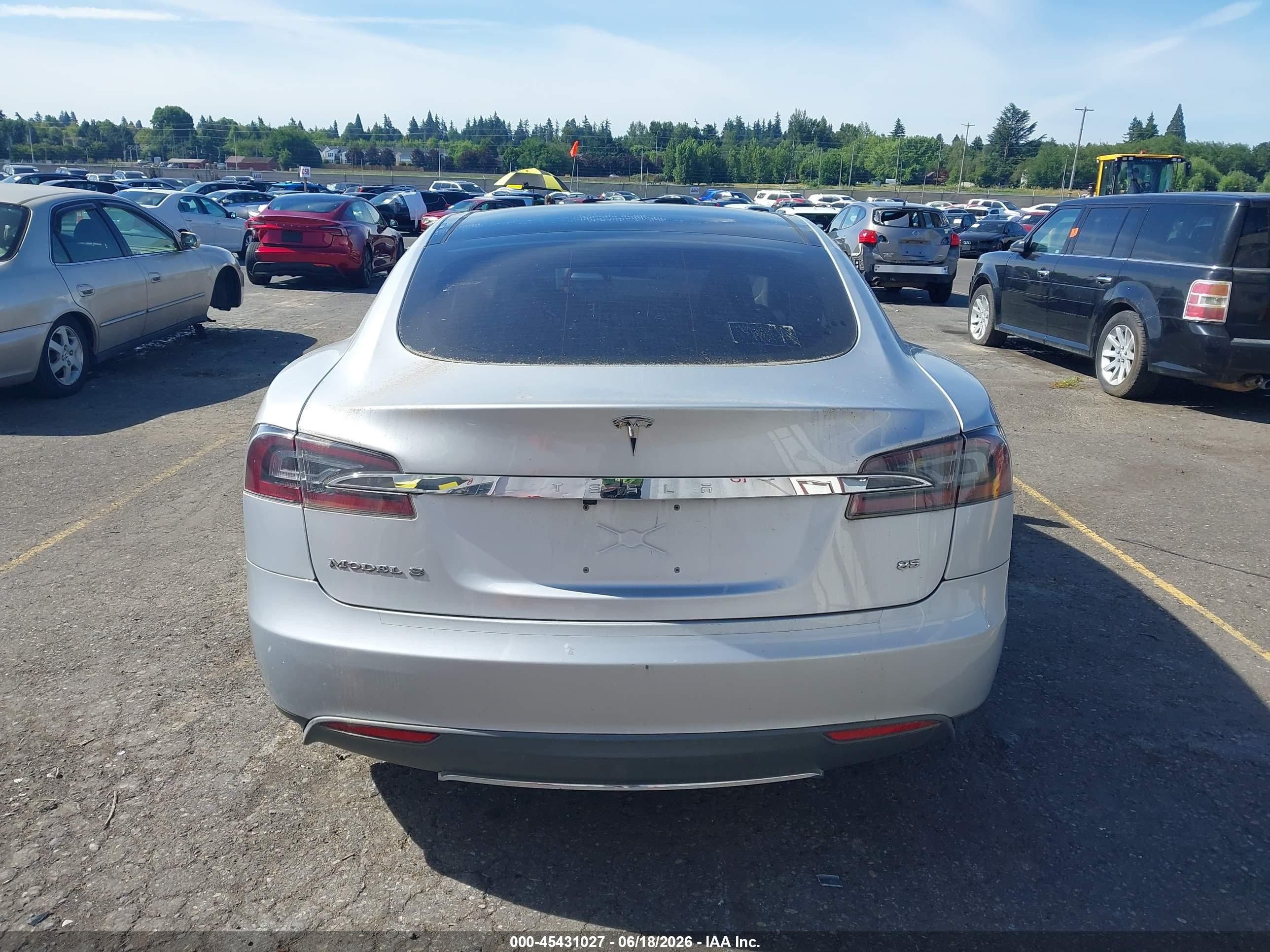 2013 Tesla Model S   Silver vin: 5YJSA1CN1DFP26170