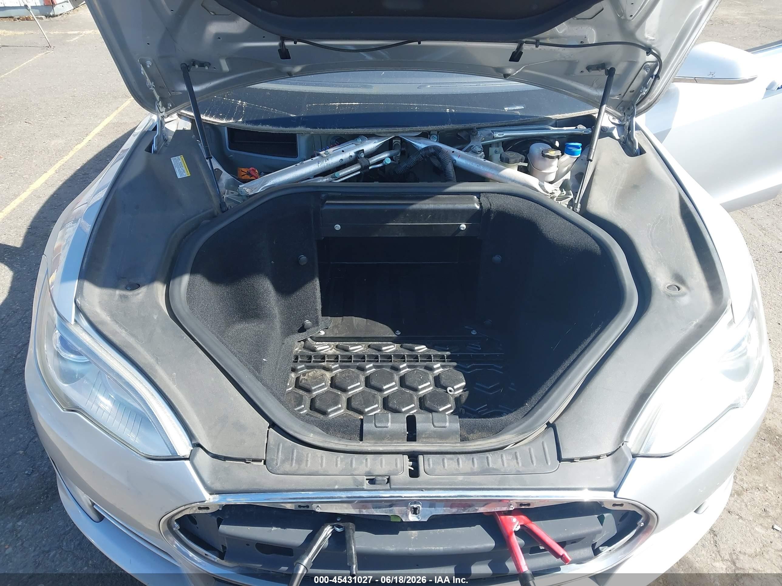 2013 Tesla Model S   Silver vin: 5YJSA1CN1DFP26170
