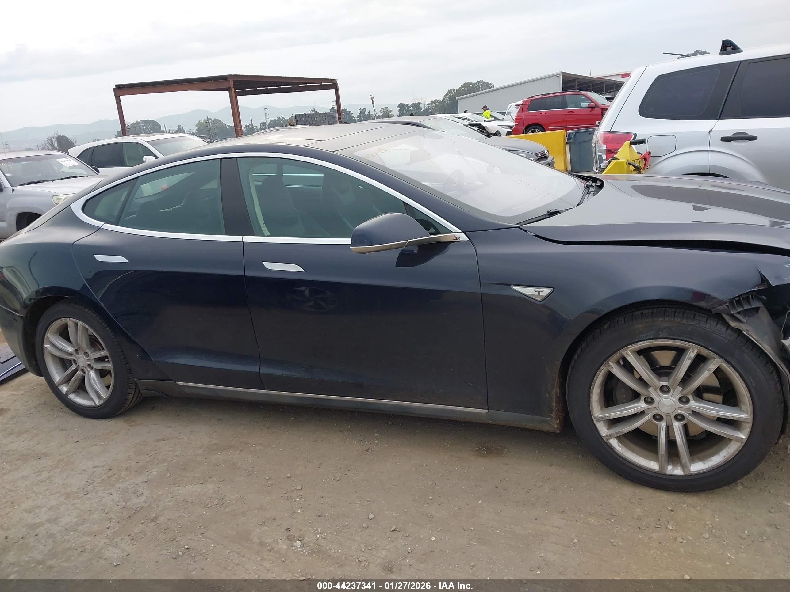 2013 Tesla Model S   Dark Blue vin: 5YJSA1CN2DFP21138