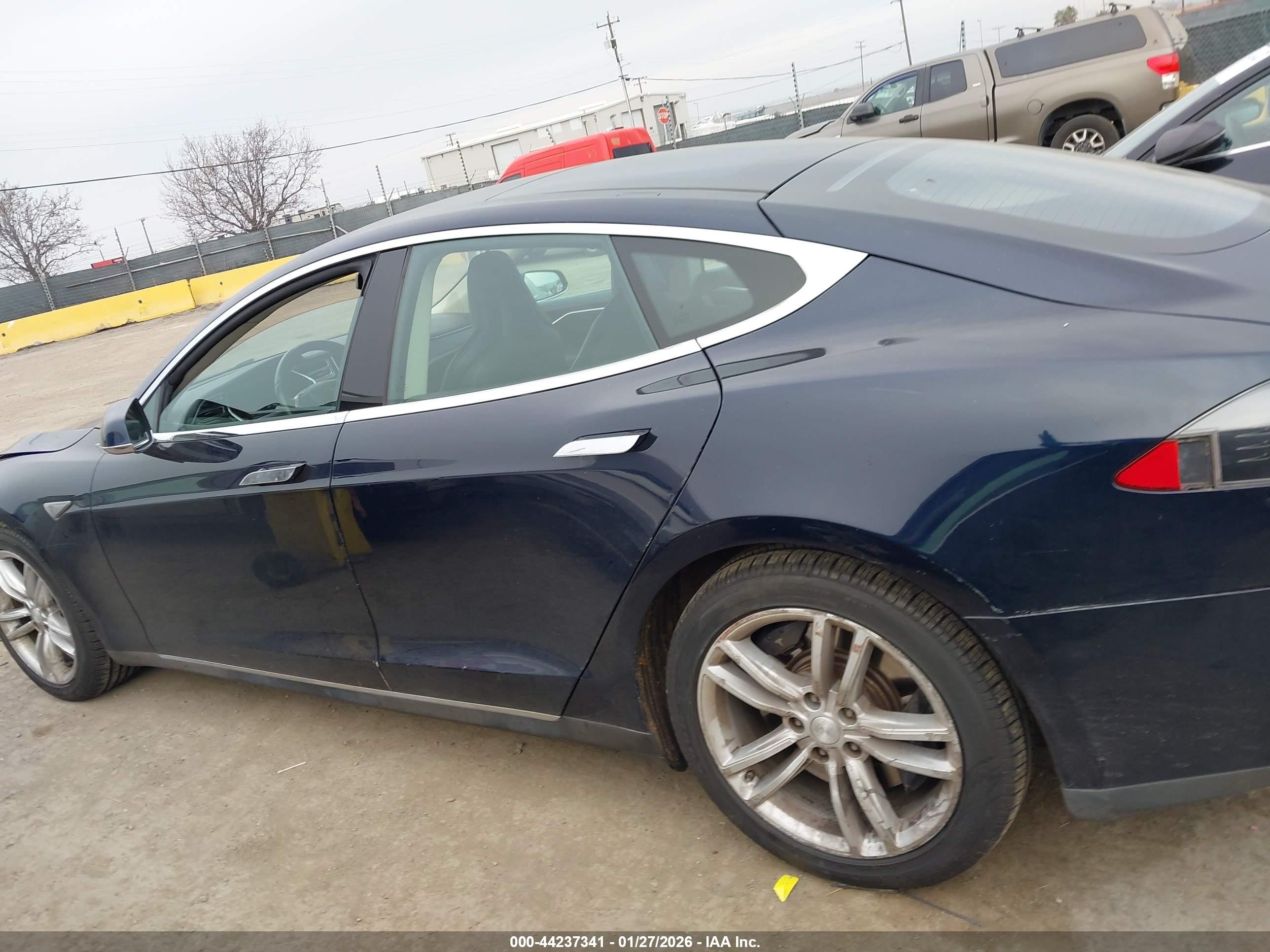 2013 Tesla Model S   Dark Blue vin: 5YJSA1CN2DFP21138