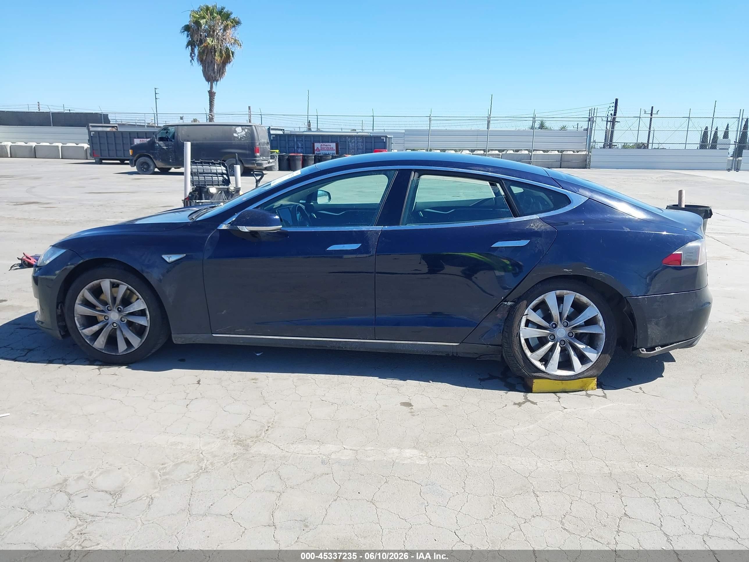 2013 Tesla Model S   Blue vin: 5YJSA1CN2DFP26372