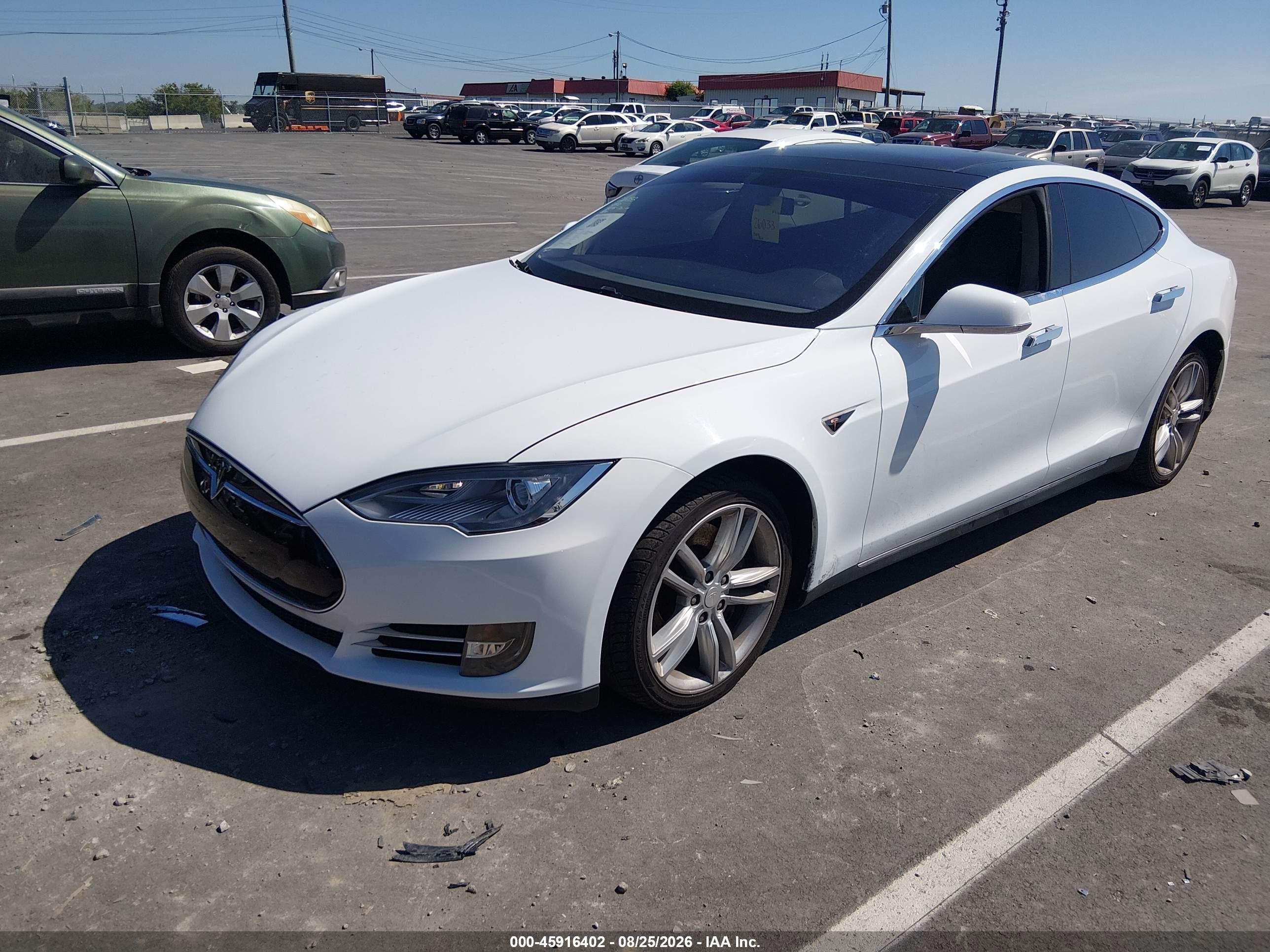 2013 Tesla Model S   White vin: 5YJSA1CN4DFP09864