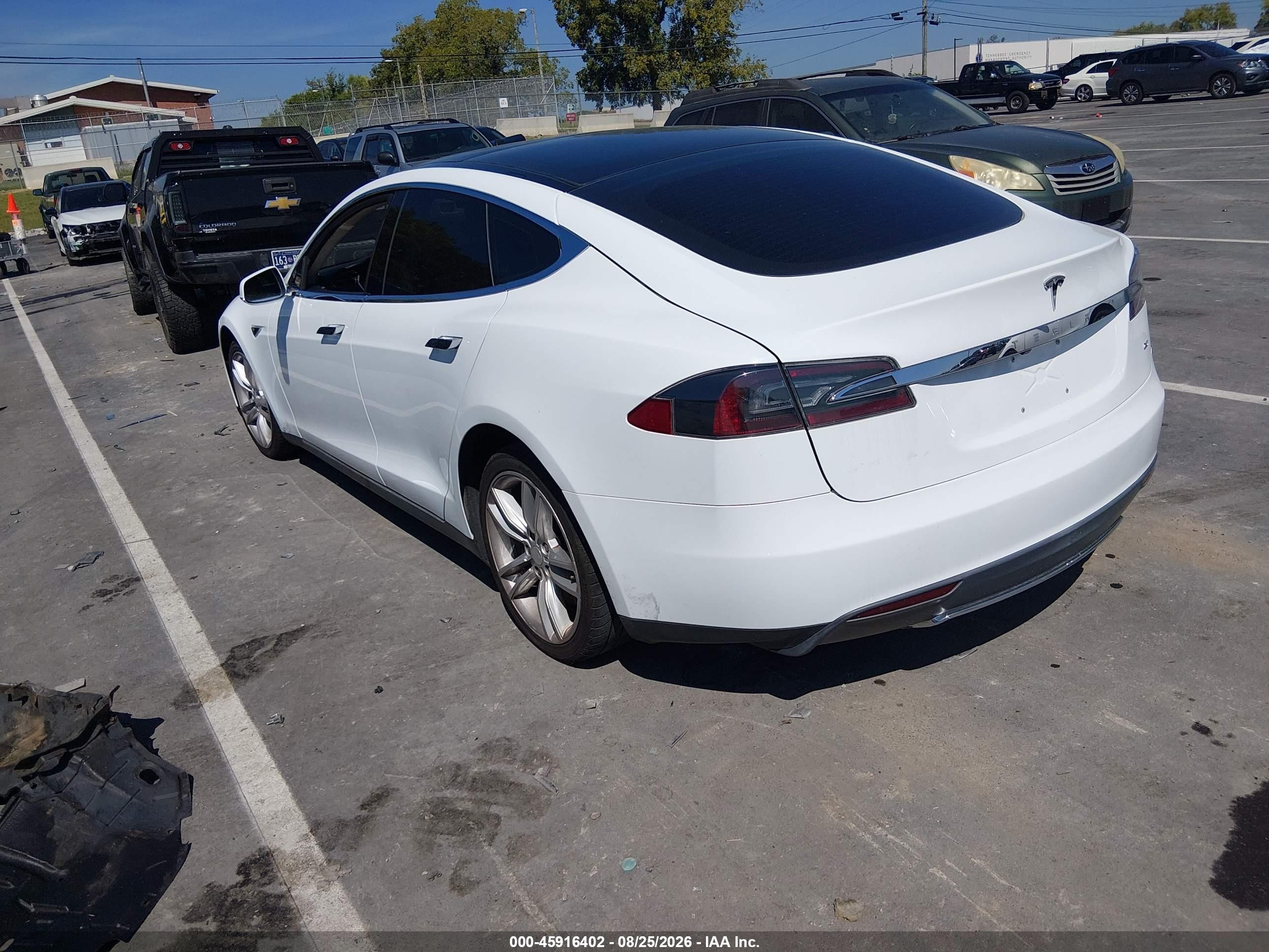 2013 Tesla Model S   White vin: 5YJSA1CN4DFP09864