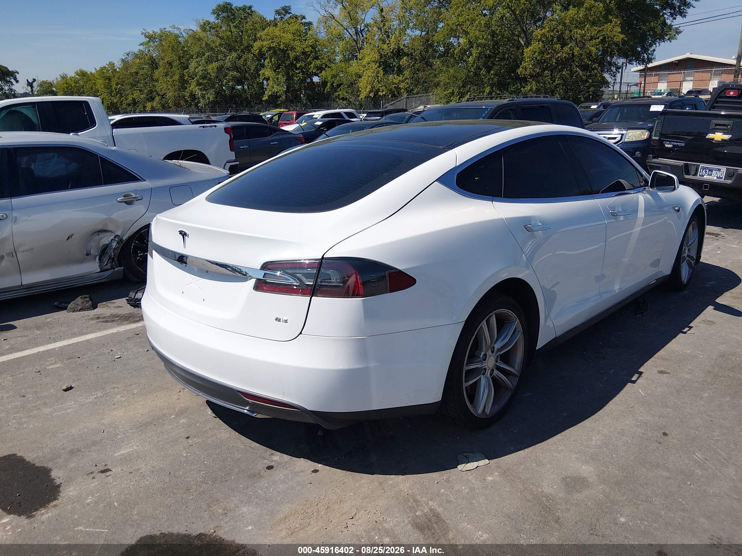 2013 Tesla Model S   White vin: 5YJSA1CN4DFP09864