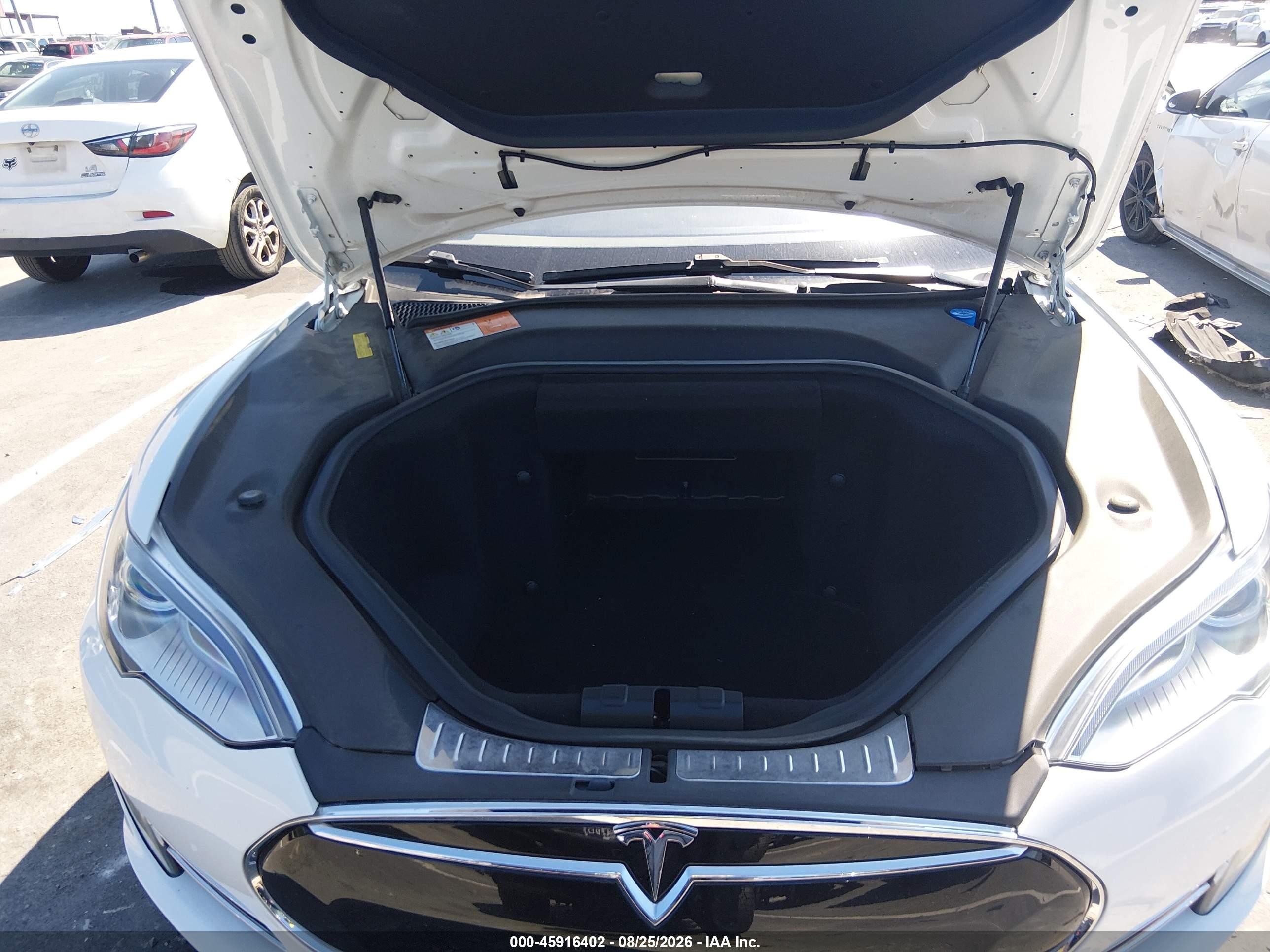 2013 Tesla Model S   White vin: 5YJSA1CN4DFP09864