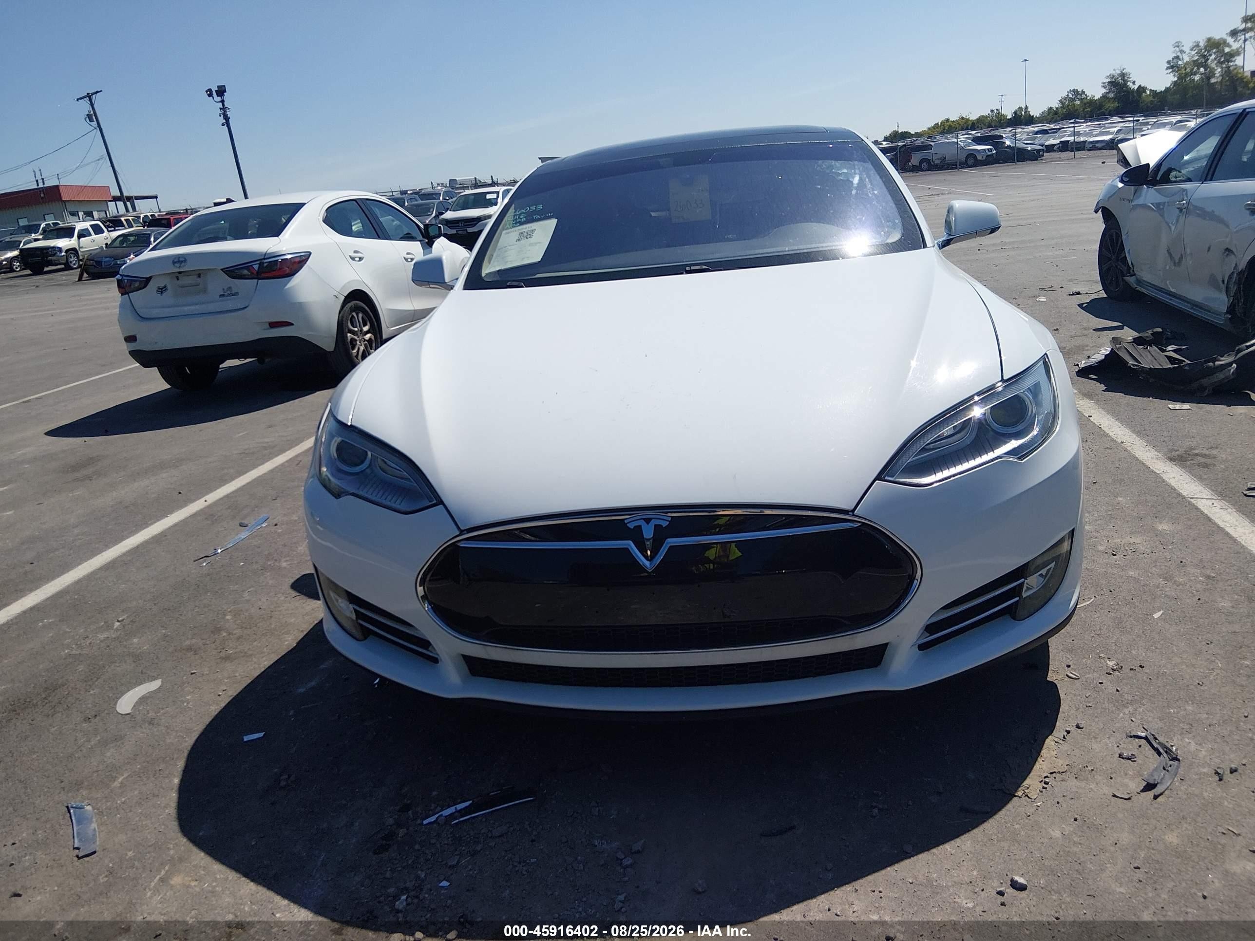 2013 Tesla Model S   White vin: 5YJSA1CN4DFP09864