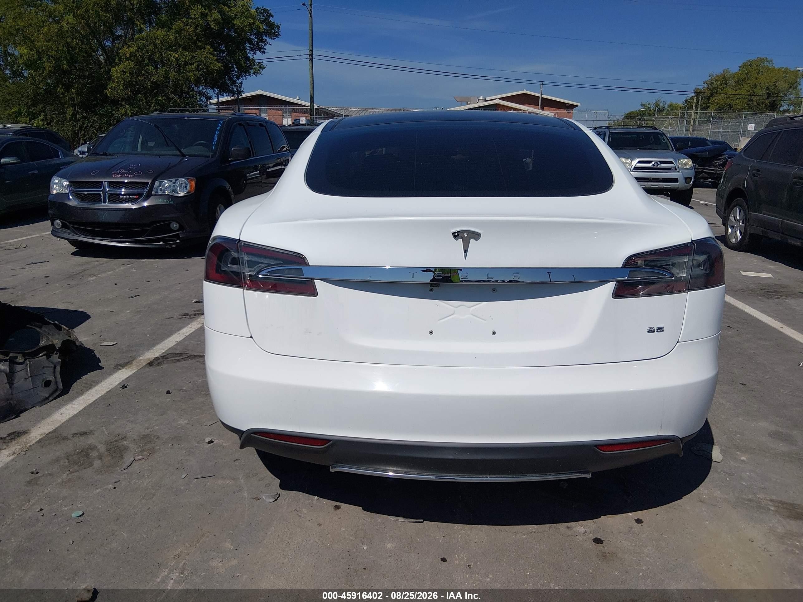 2013 Tesla Model S   White vin: 5YJSA1CN4DFP09864