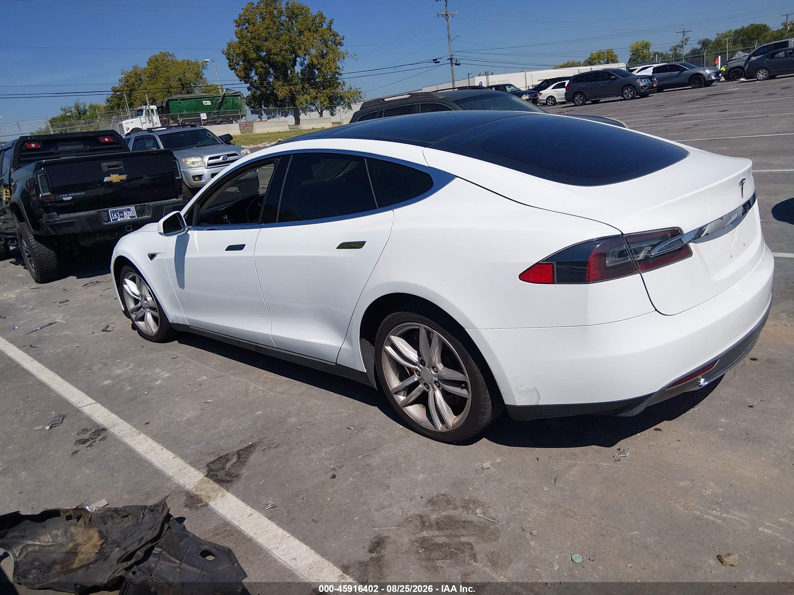 2013 Tesla Model S   White vin: 5YJSA1CN4DFP09864