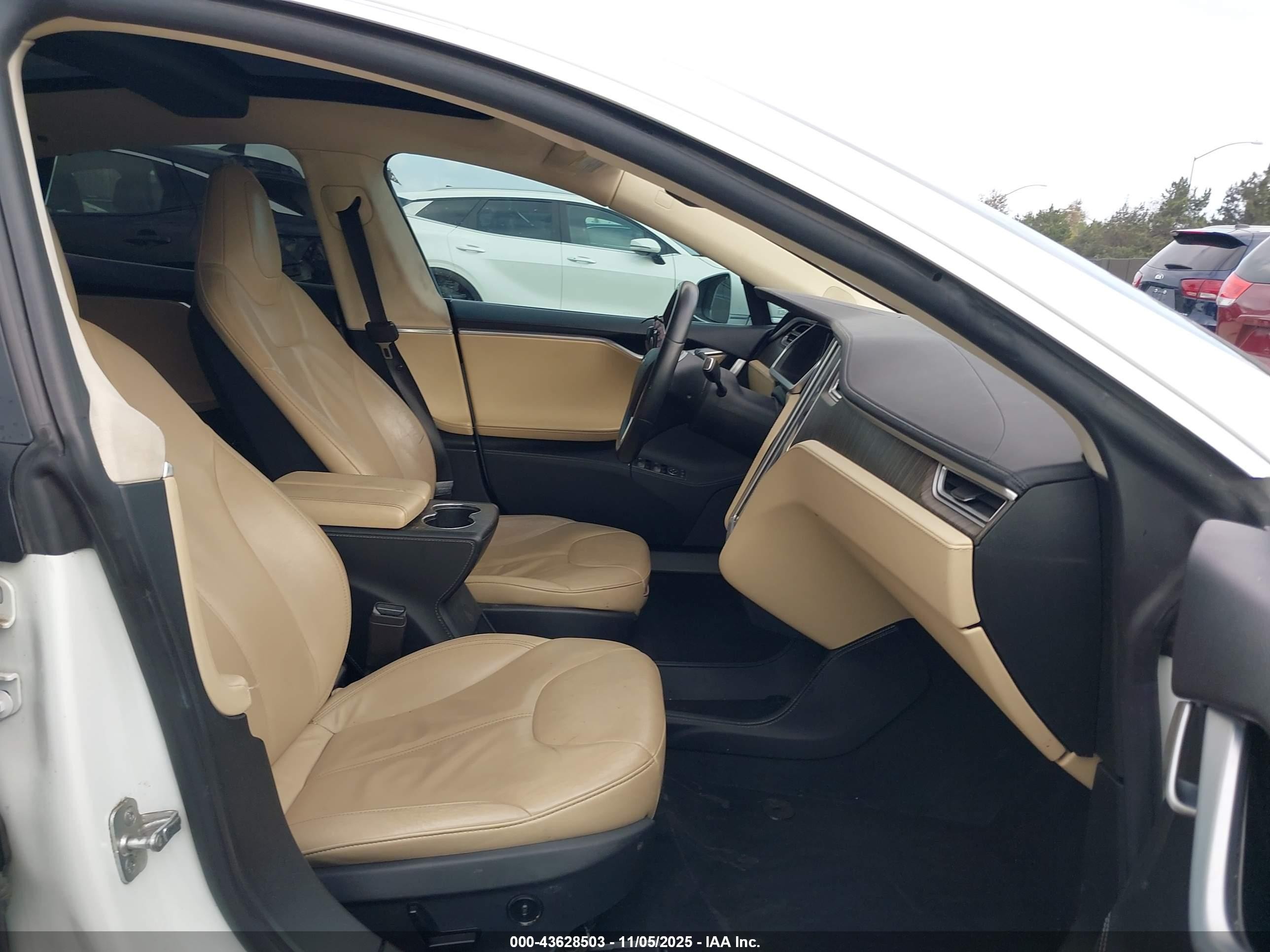 2013 Tesla Model S White vin: 5YJSA1CN6DFP28030