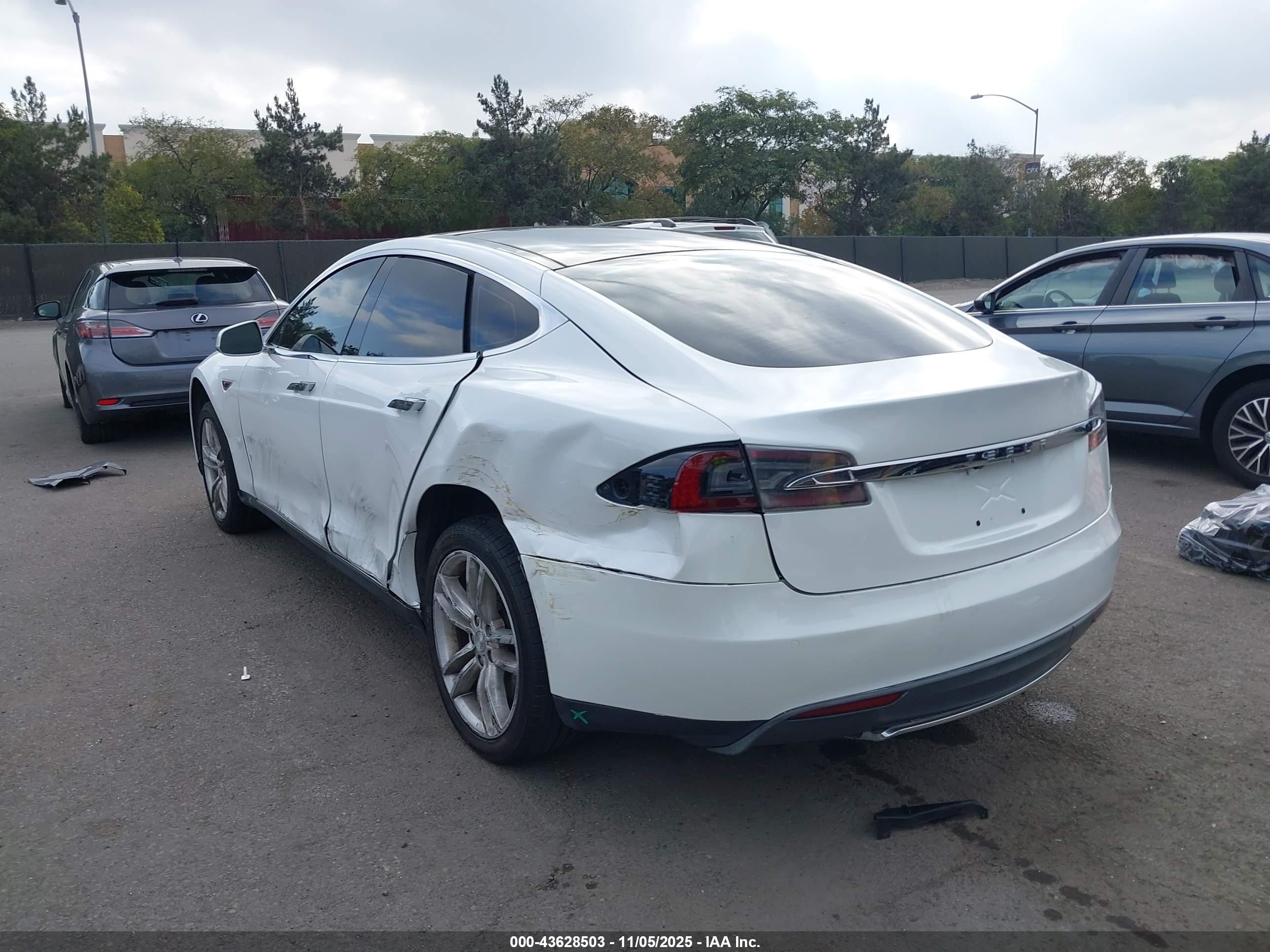 2013 Tesla Model S White vin: 5YJSA1CN6DFP28030