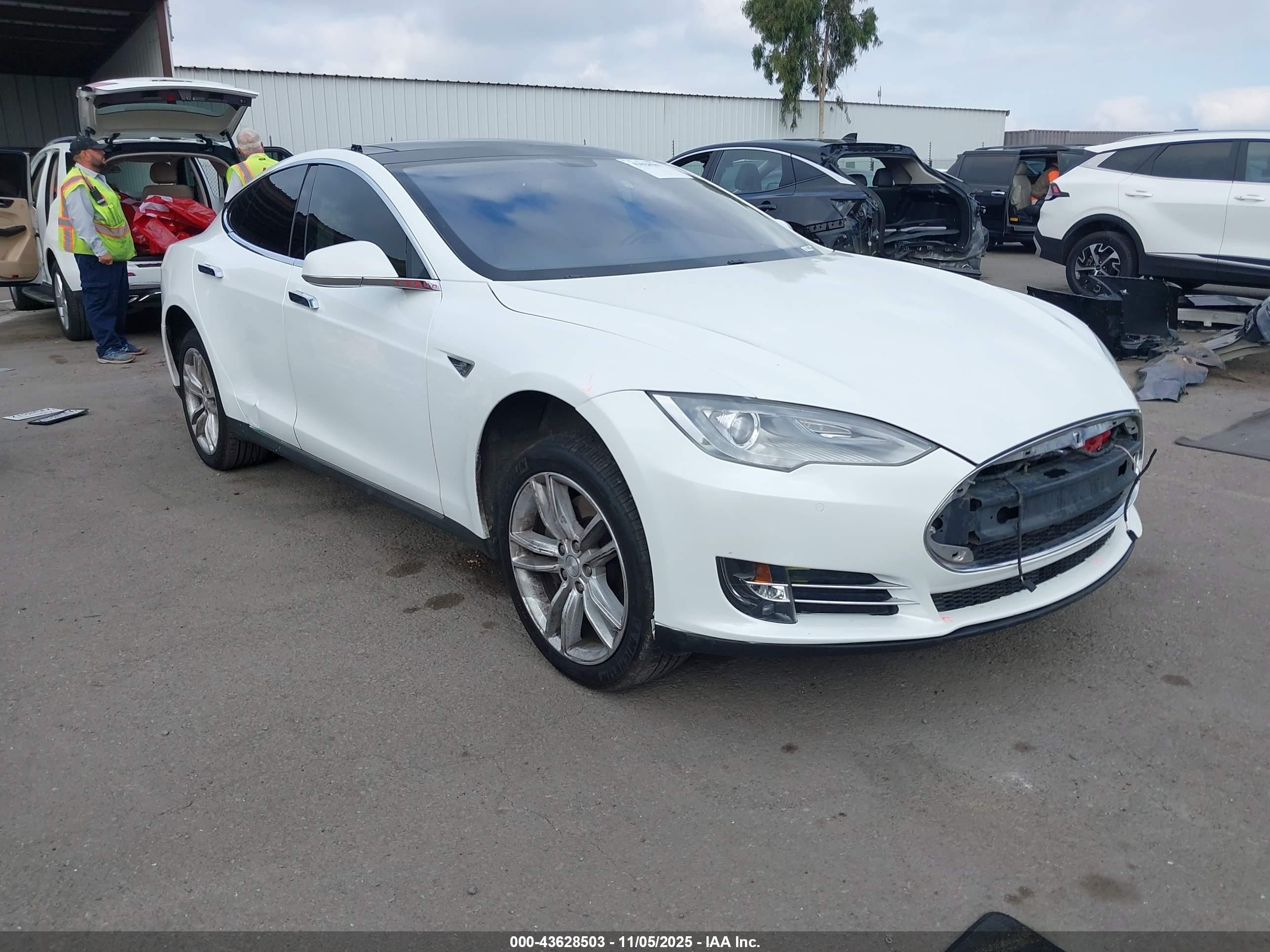 2013 Tesla Model S   White vin: 5YJSA1CN6DFP28030