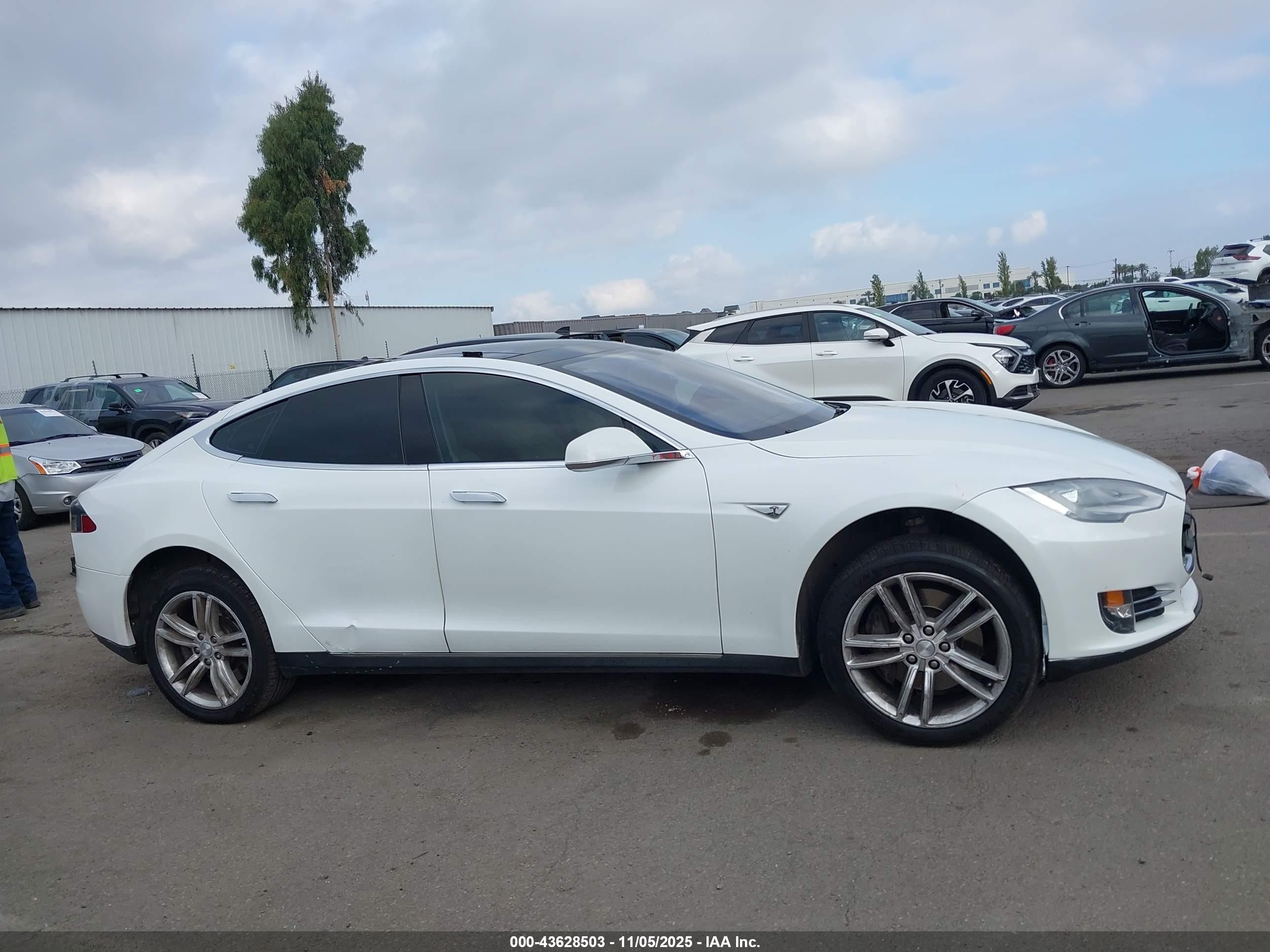 2013 Tesla Model S White vin: 5YJSA1CN6DFP28030