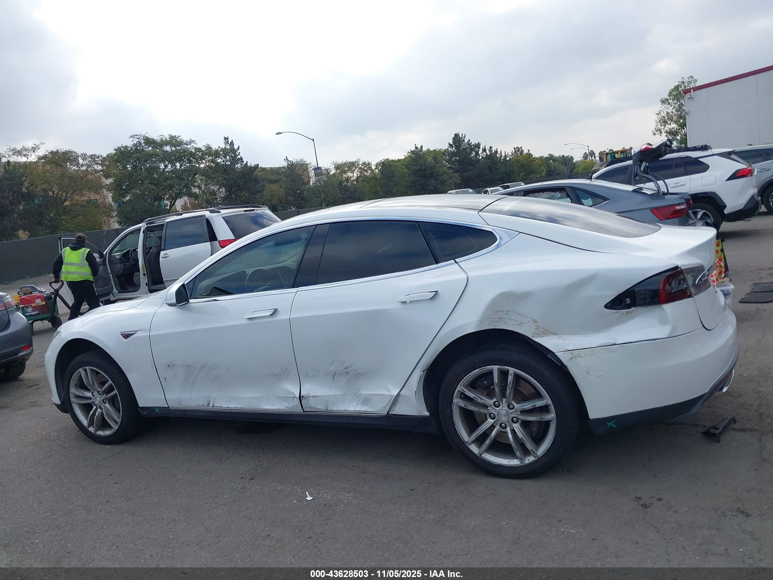 2013 Tesla Model S White vin: 5YJSA1CN6DFP28030