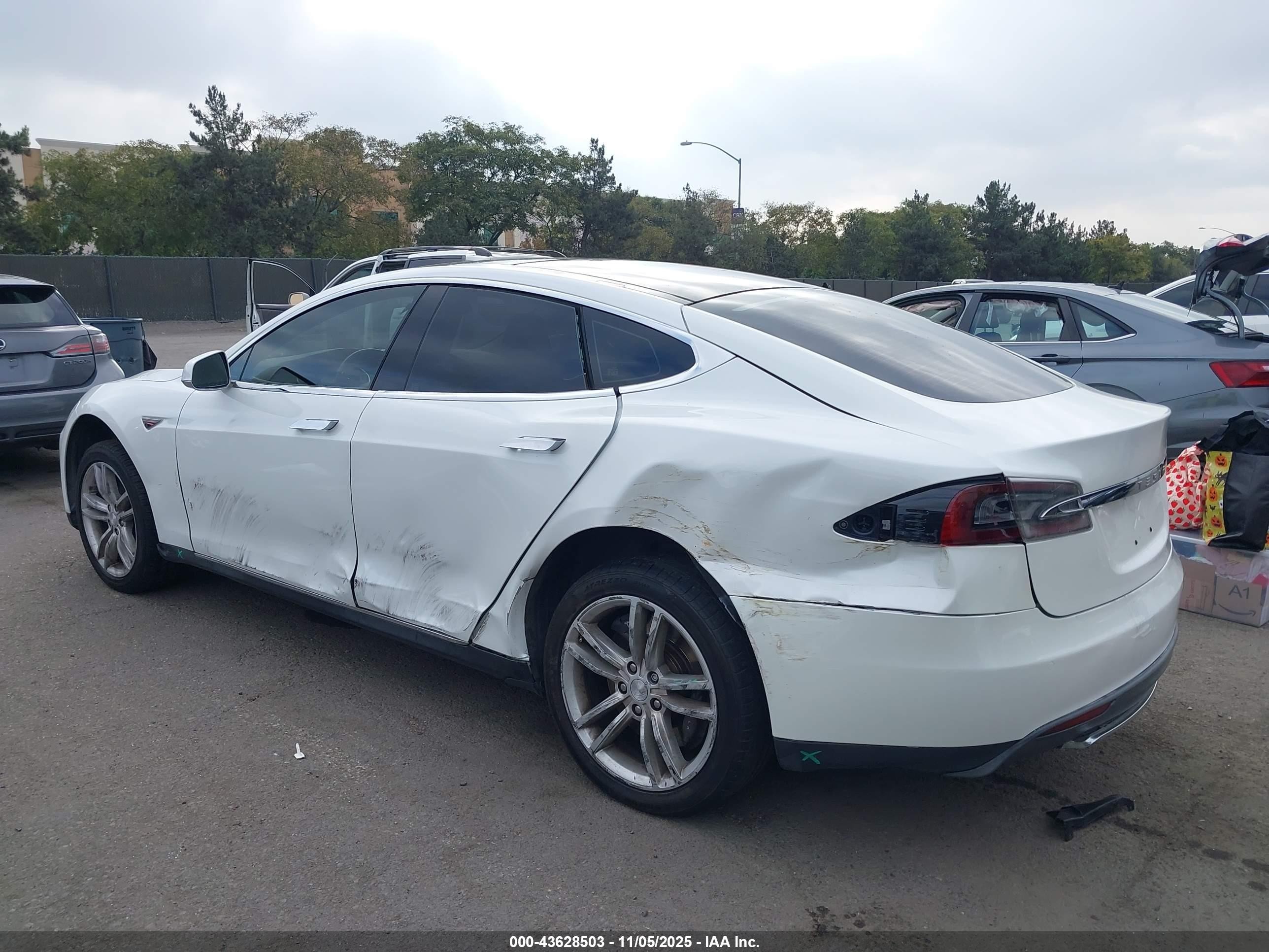 2013 Tesla Model S White vin: 5YJSA1CN6DFP28030