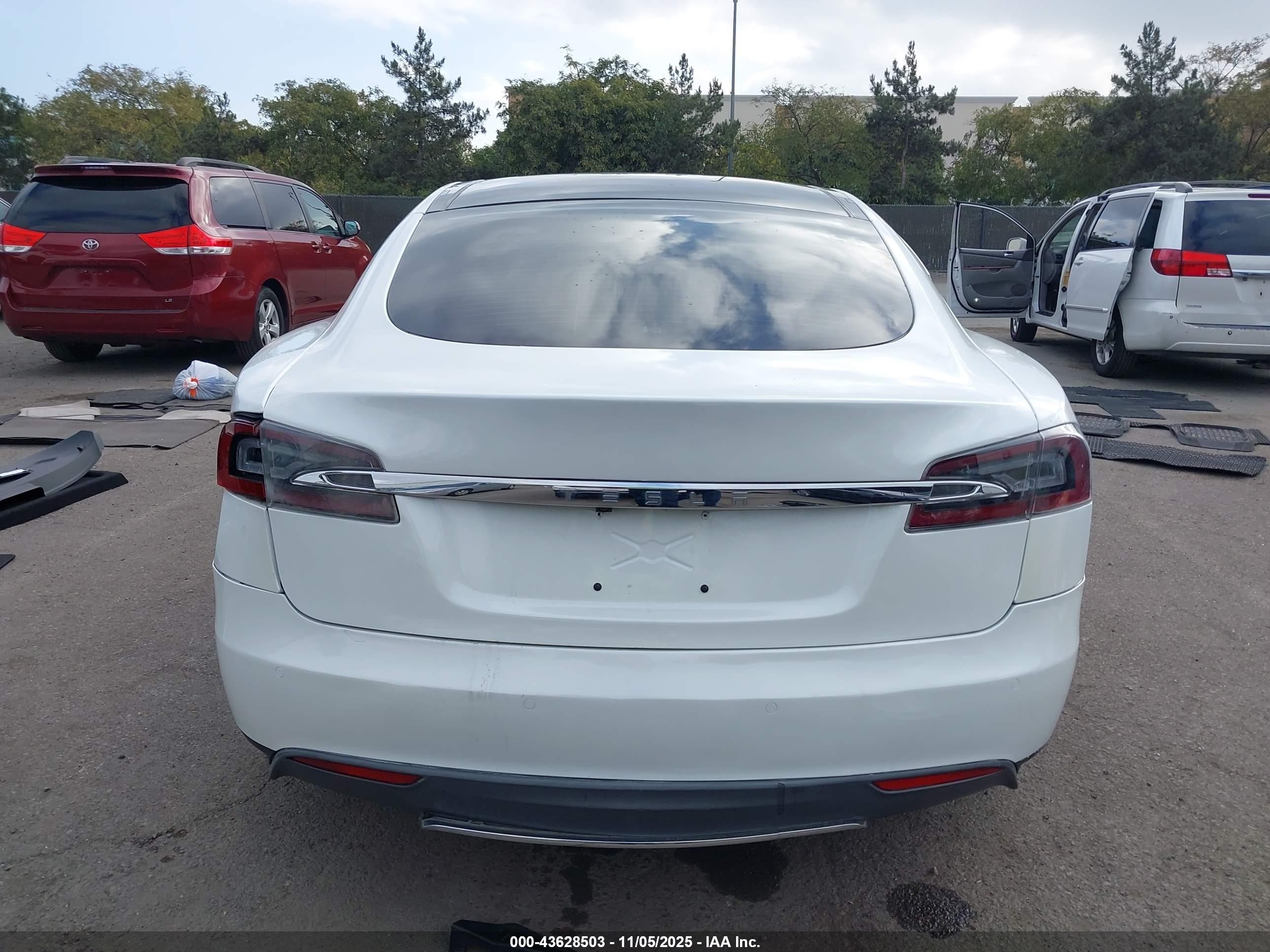 2013 Tesla Model S White vin: 5YJSA1CN6DFP28030