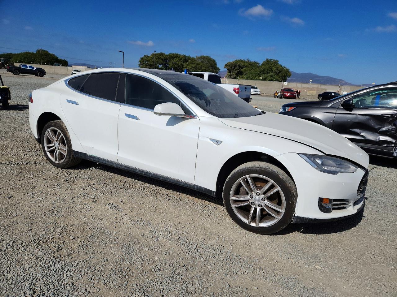 2013 Tesla Model S White vin: 5YJSA1CN6DFP28030