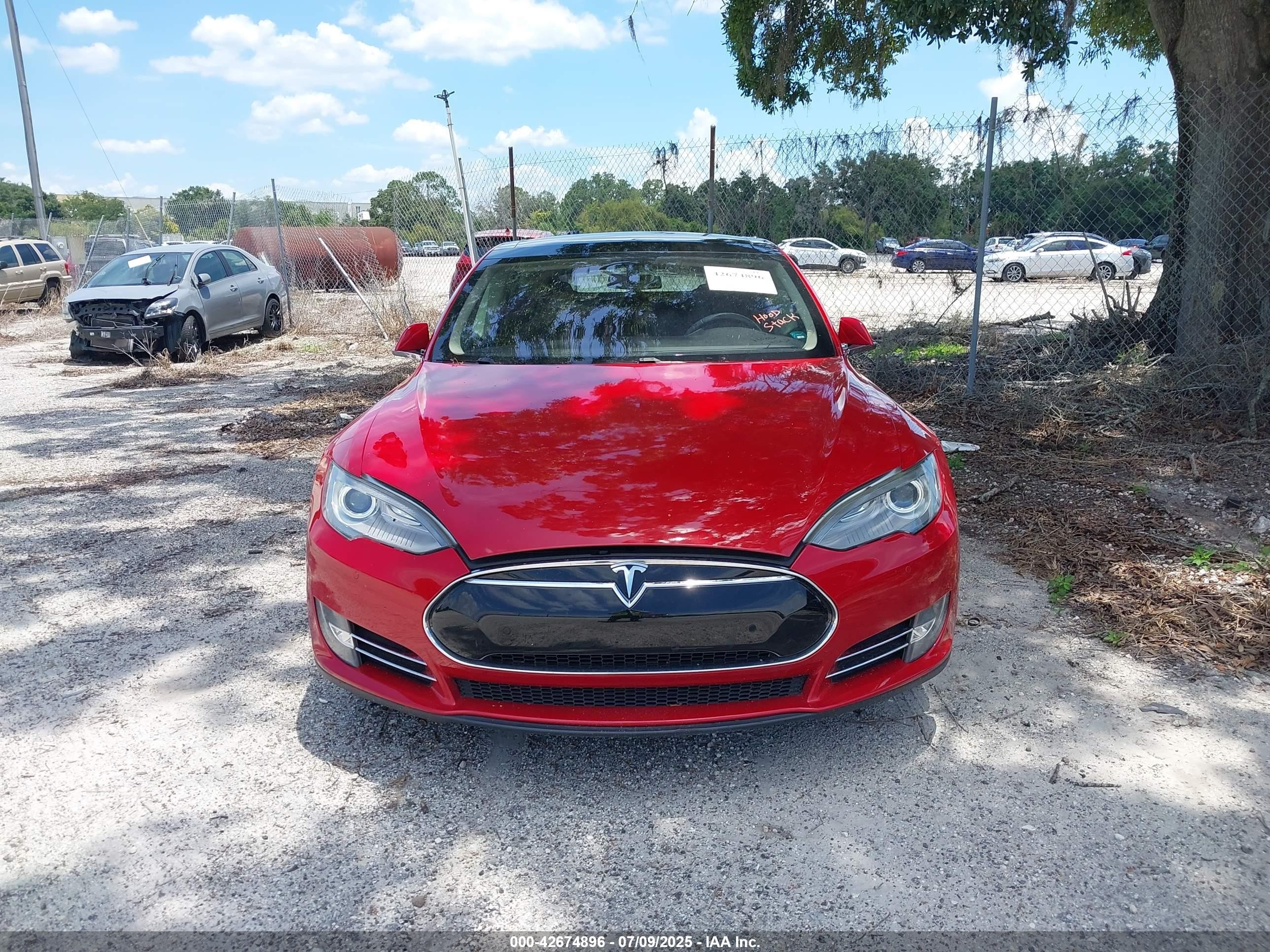 2013 Tesla Model S   Красный vin: 5YJSA1CN7DFP26562