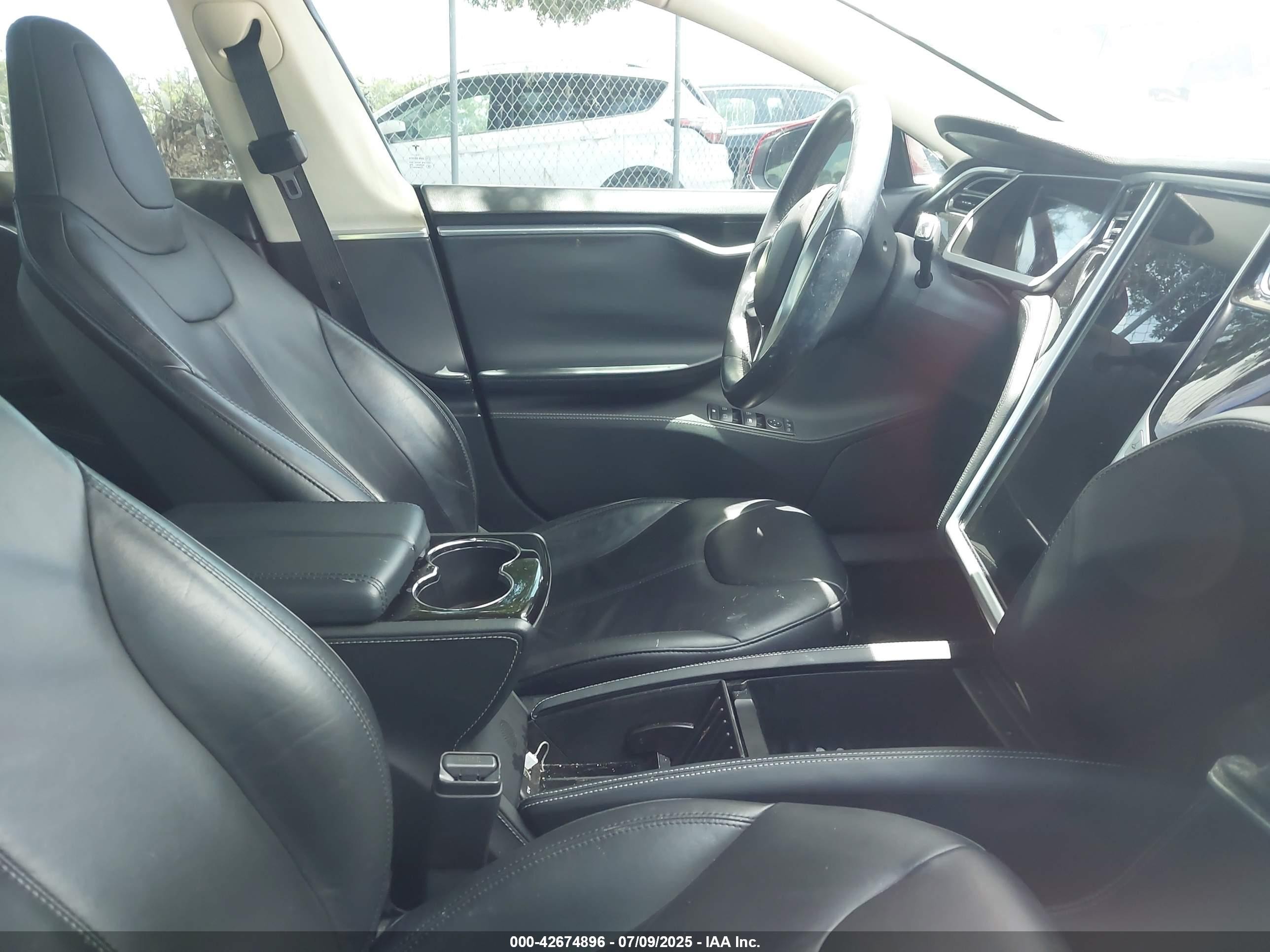 2013 Tesla Model S   Красный vin: 5YJSA1CN7DFP26562