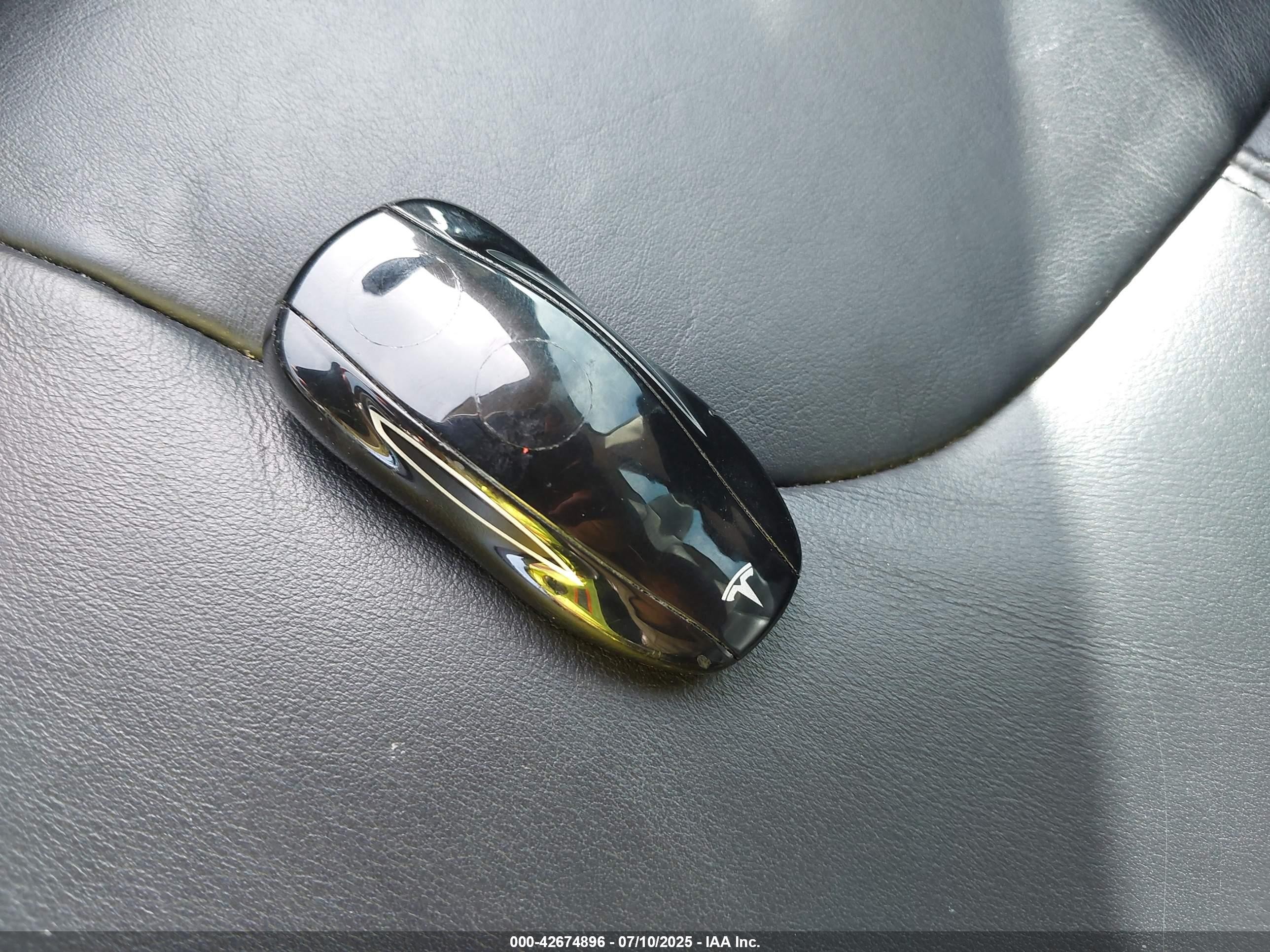 2013 Tesla Model S   Красный vin: 5YJSA1CN7DFP26562