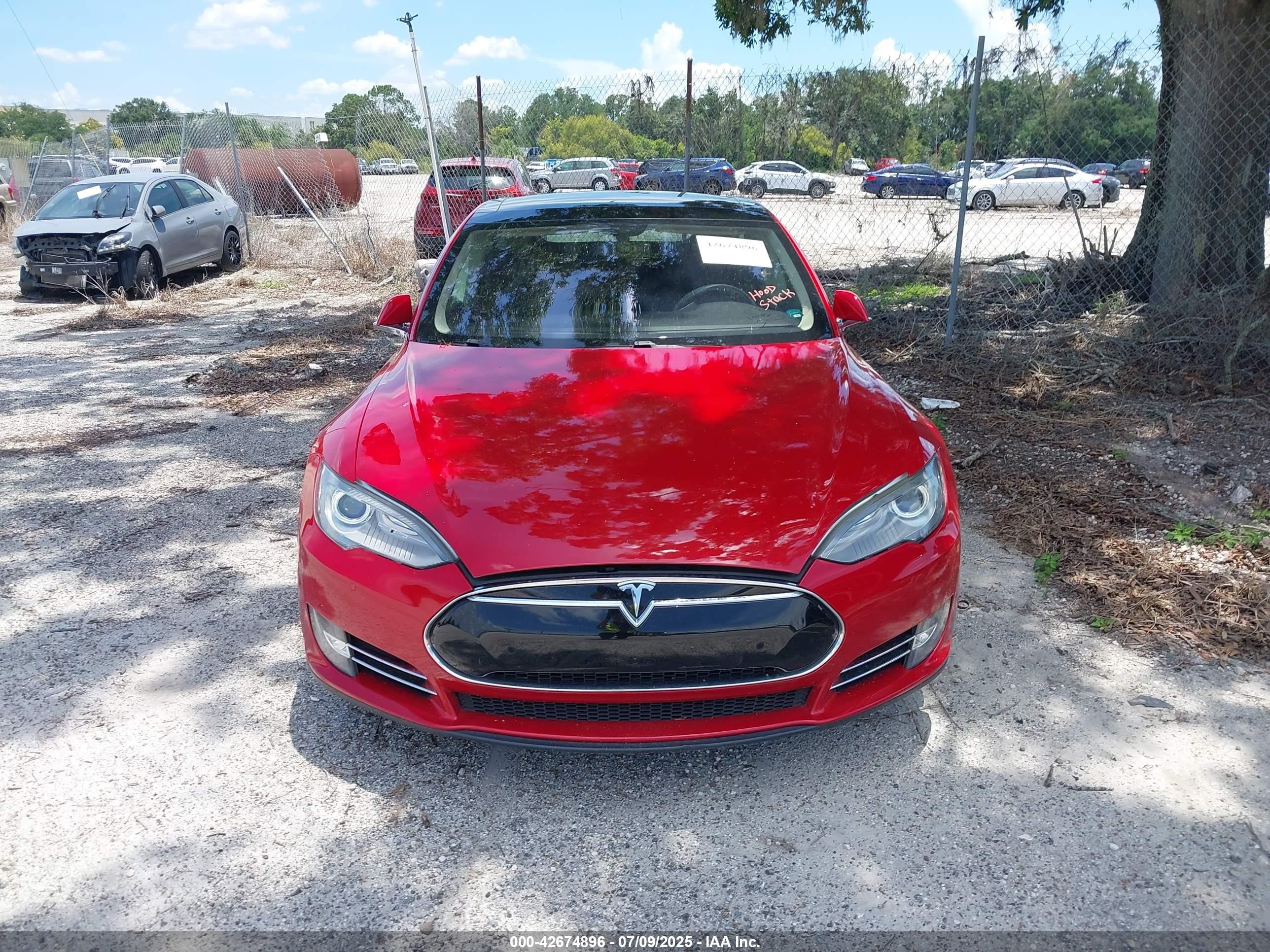 2013 Tesla Model S   Красный vin: 5YJSA1CN7DFP26562