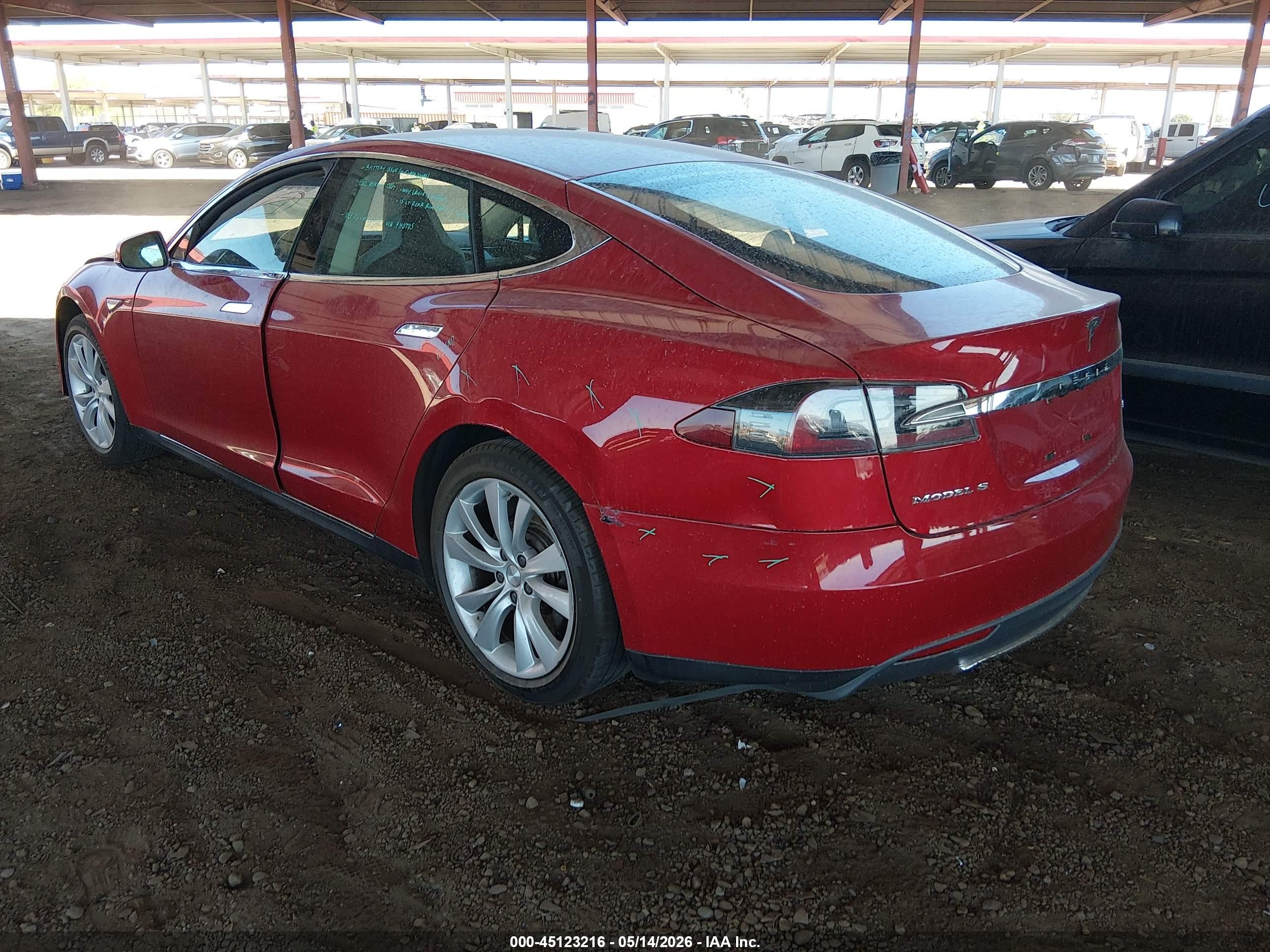 2013 Tesla Model S   Красный vin: 5YJSA1CN8DFP27011