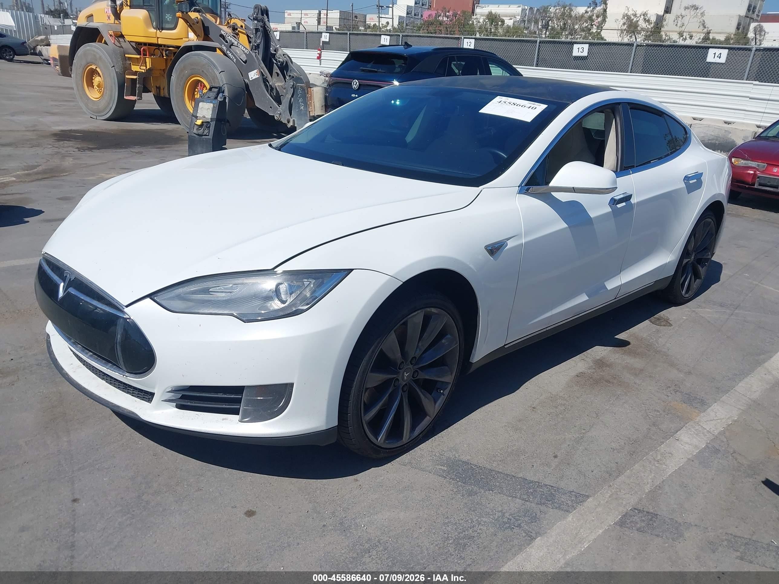 2013 Tesla Model S   White vin: 5YJSA1CN9DFP23016