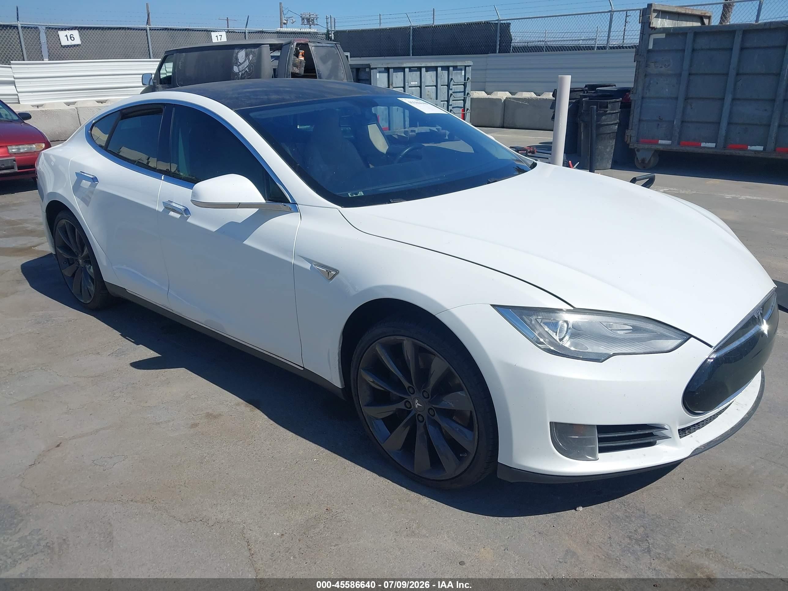 2013 Tesla Model S   White vin: 5YJSA1CN9DFP23016
