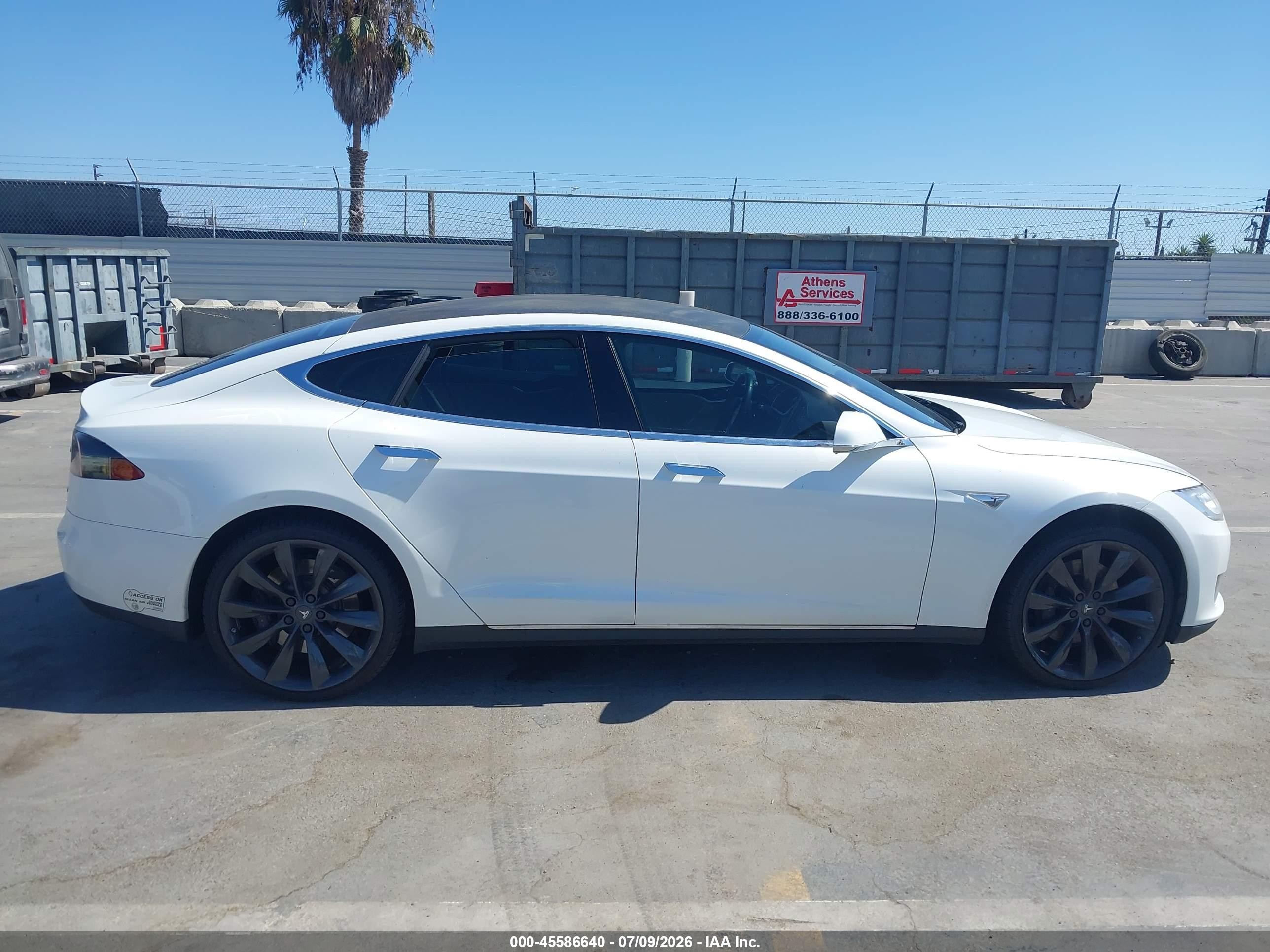 2013 Tesla Model S   White vin: 5YJSA1CN9DFP23016