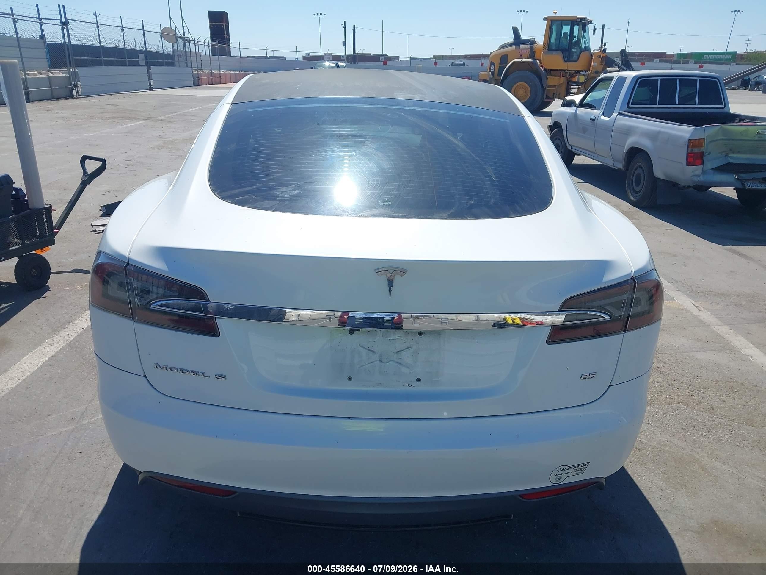 2013 Tesla Model S   White vin: 5YJSA1CN9DFP23016