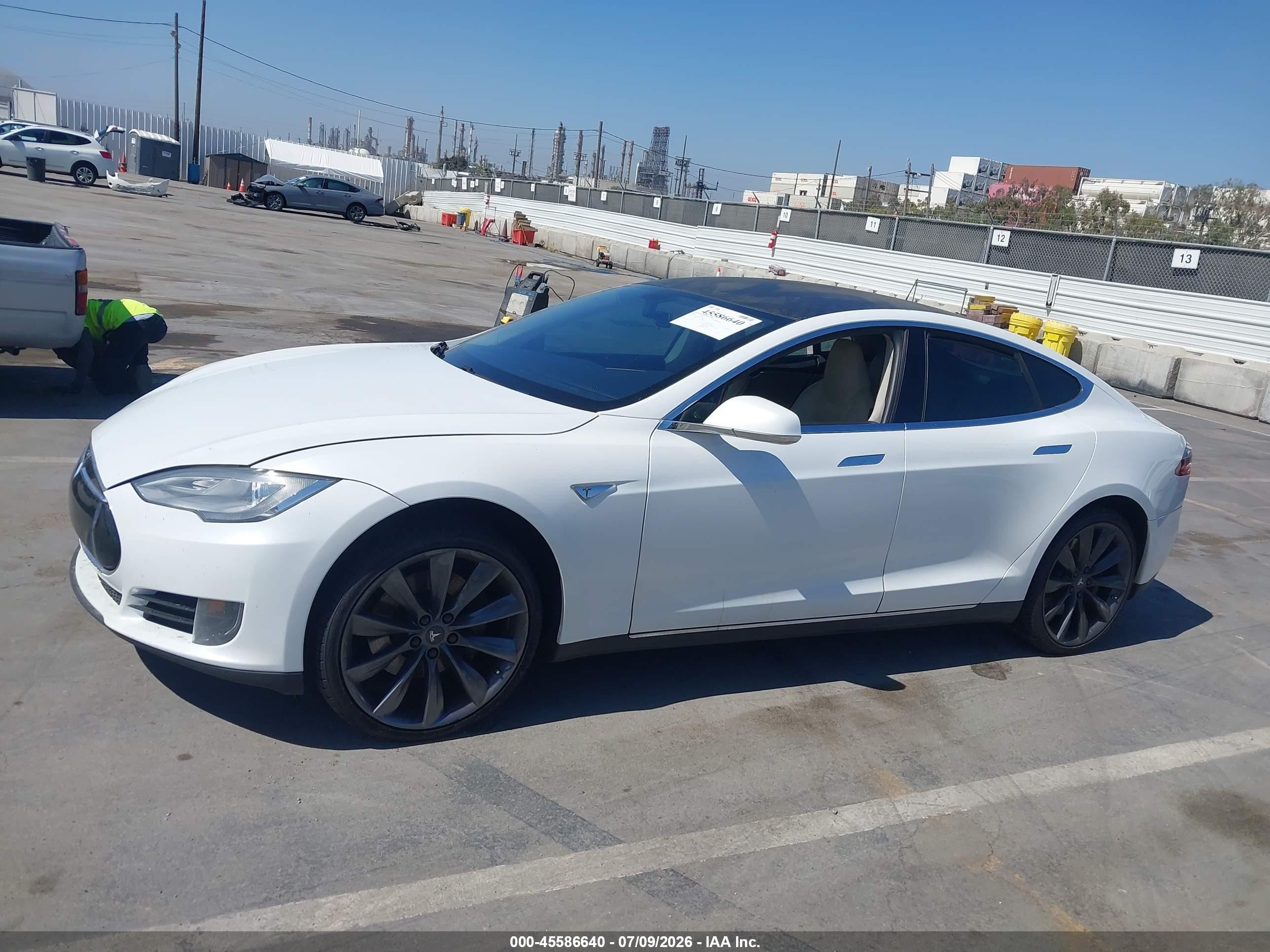 2013 Tesla Model S   White vin: 5YJSA1CN9DFP23016