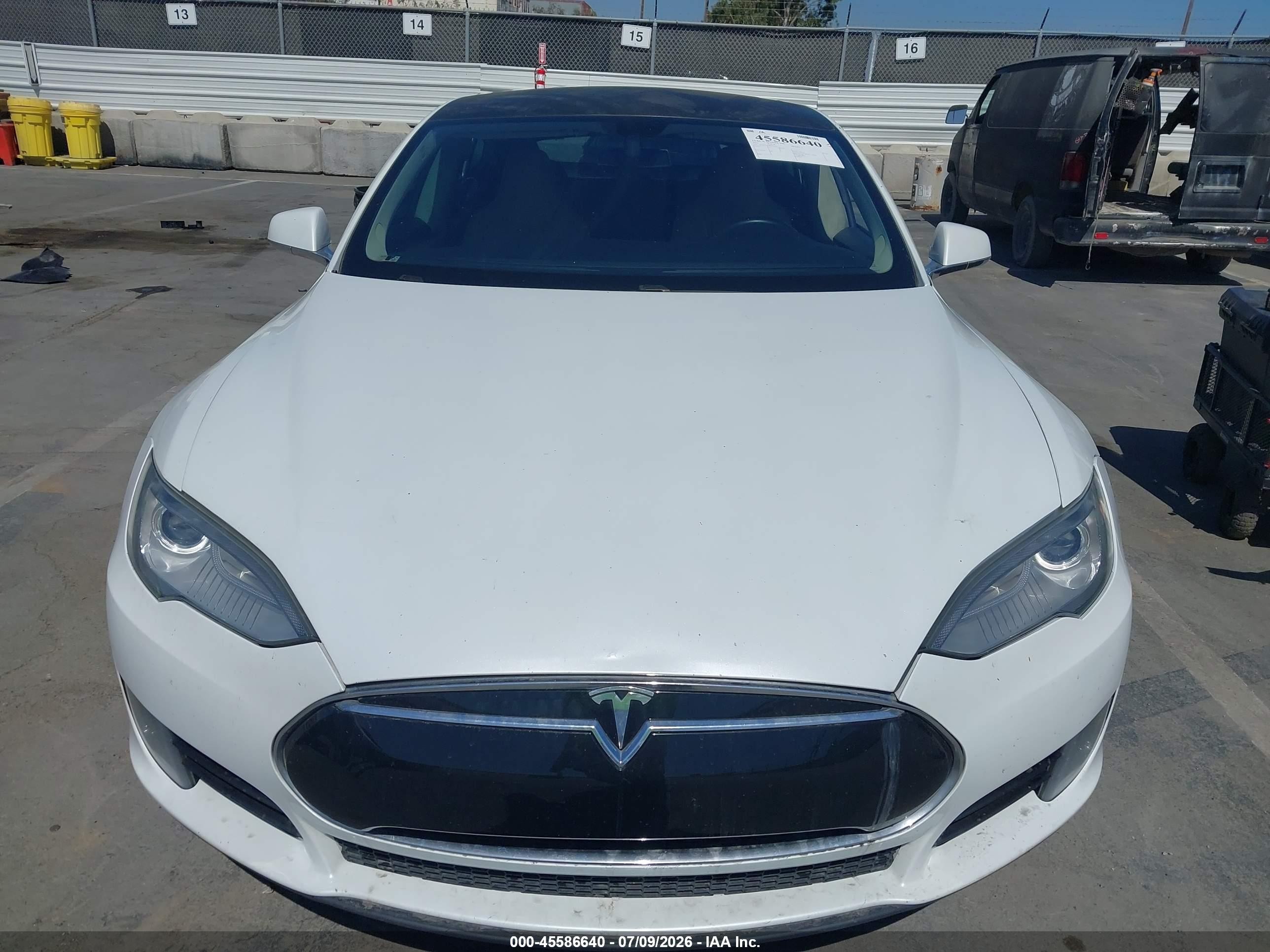 2013 Tesla Model S   White vin: 5YJSA1CN9DFP23016
