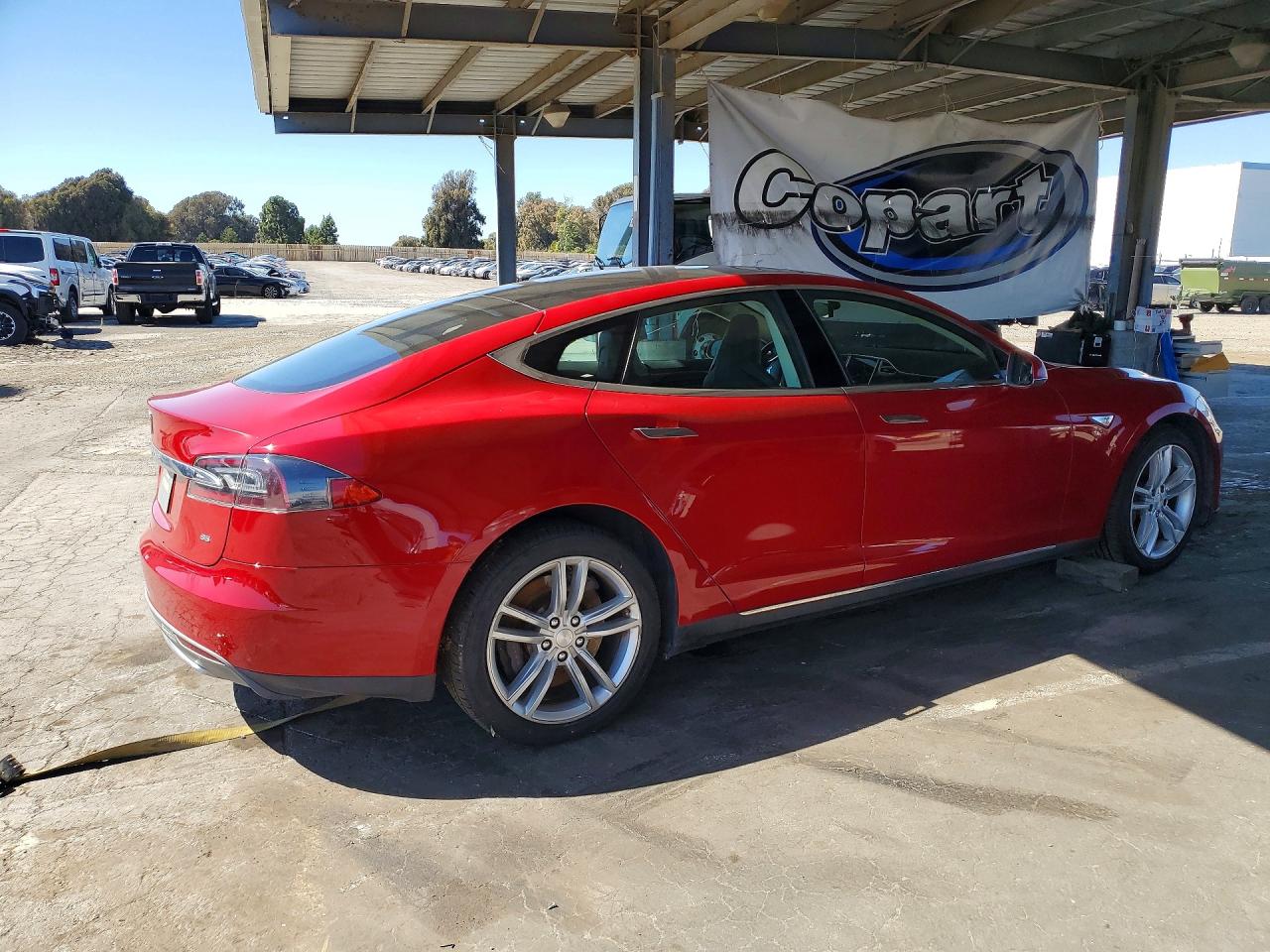 2013 Tesla Model S Красный vin: 5YJSA1CNXDFP12929