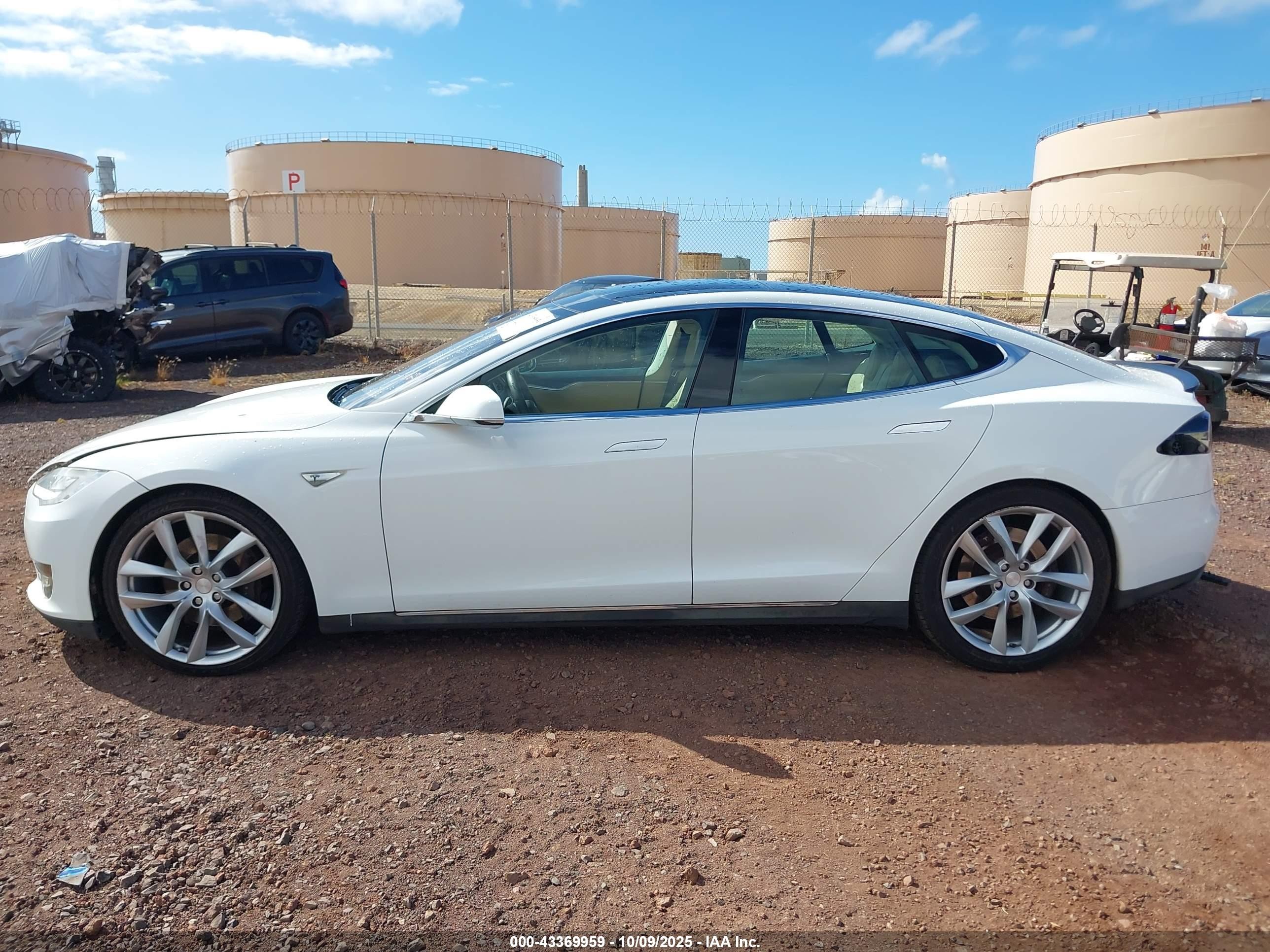 2013 Tesla Model S Performance White vin: 5YJSA1CP3DFP05886