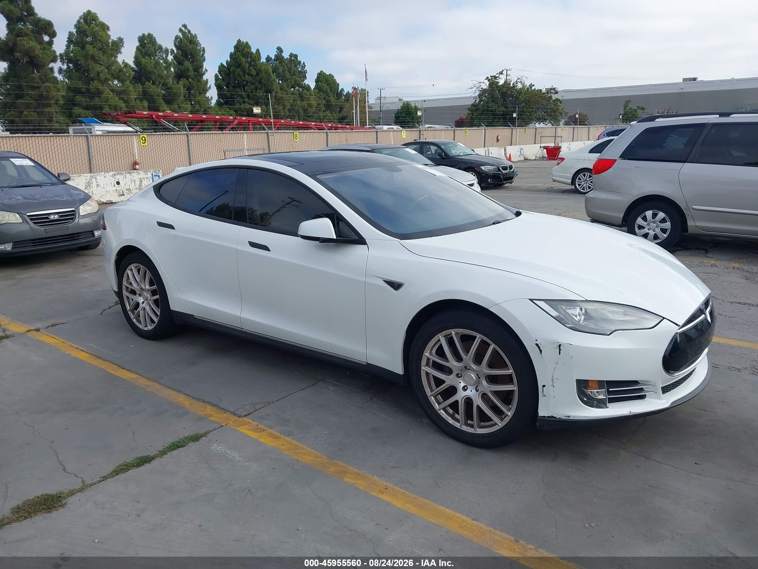 2013 Tesla Model S   White vin: 5YJSA1DG2DFP03576