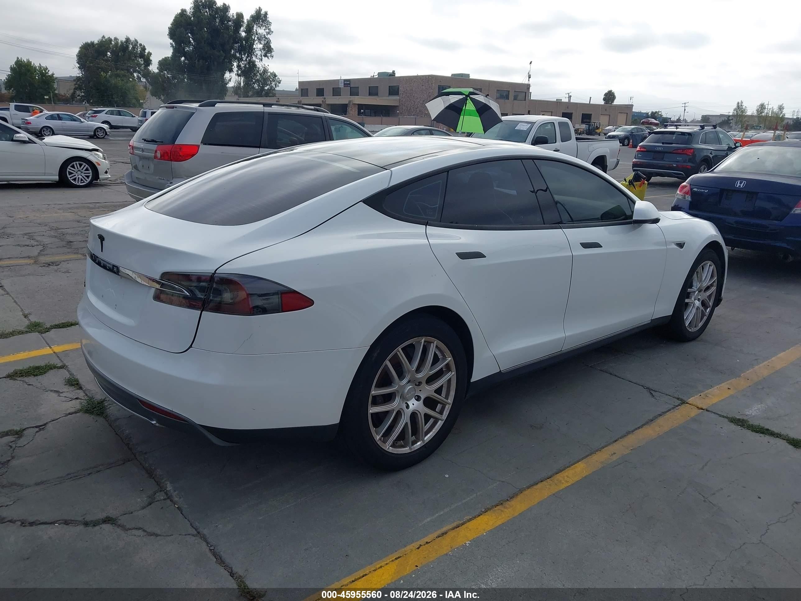 2013 Tesla Model S   White vin: 5YJSA1DG2DFP03576