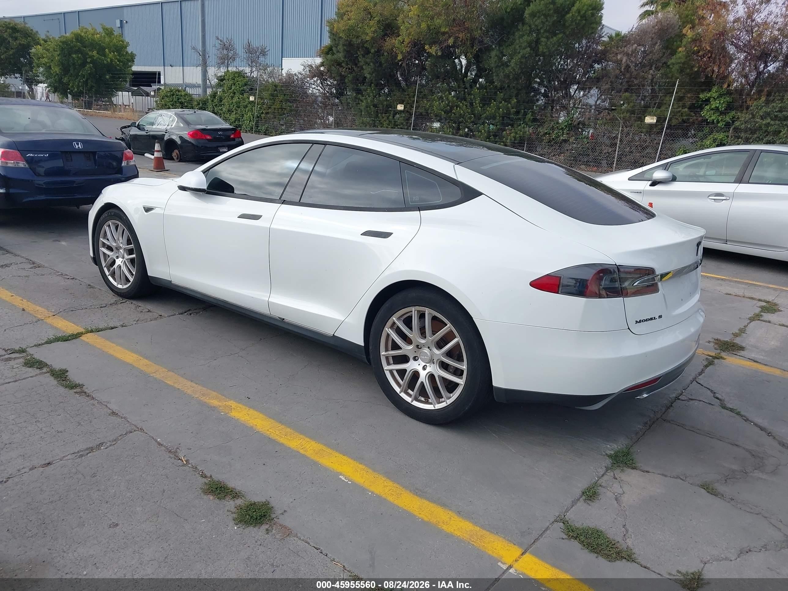 2013 Tesla Model S   White vin: 5YJSA1DG2DFP03576