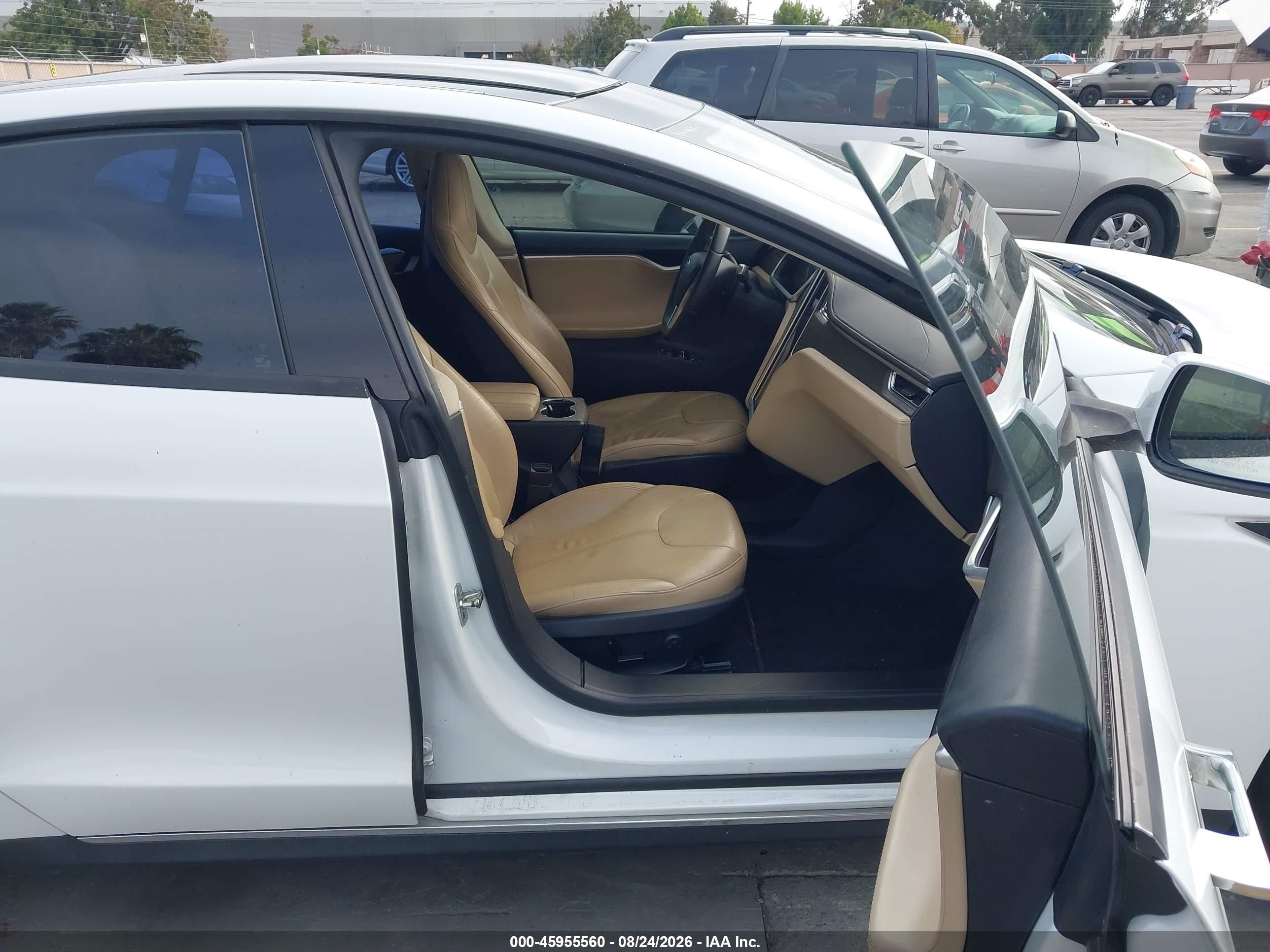 2013 Tesla Model S   White vin: 5YJSA1DG2DFP03576