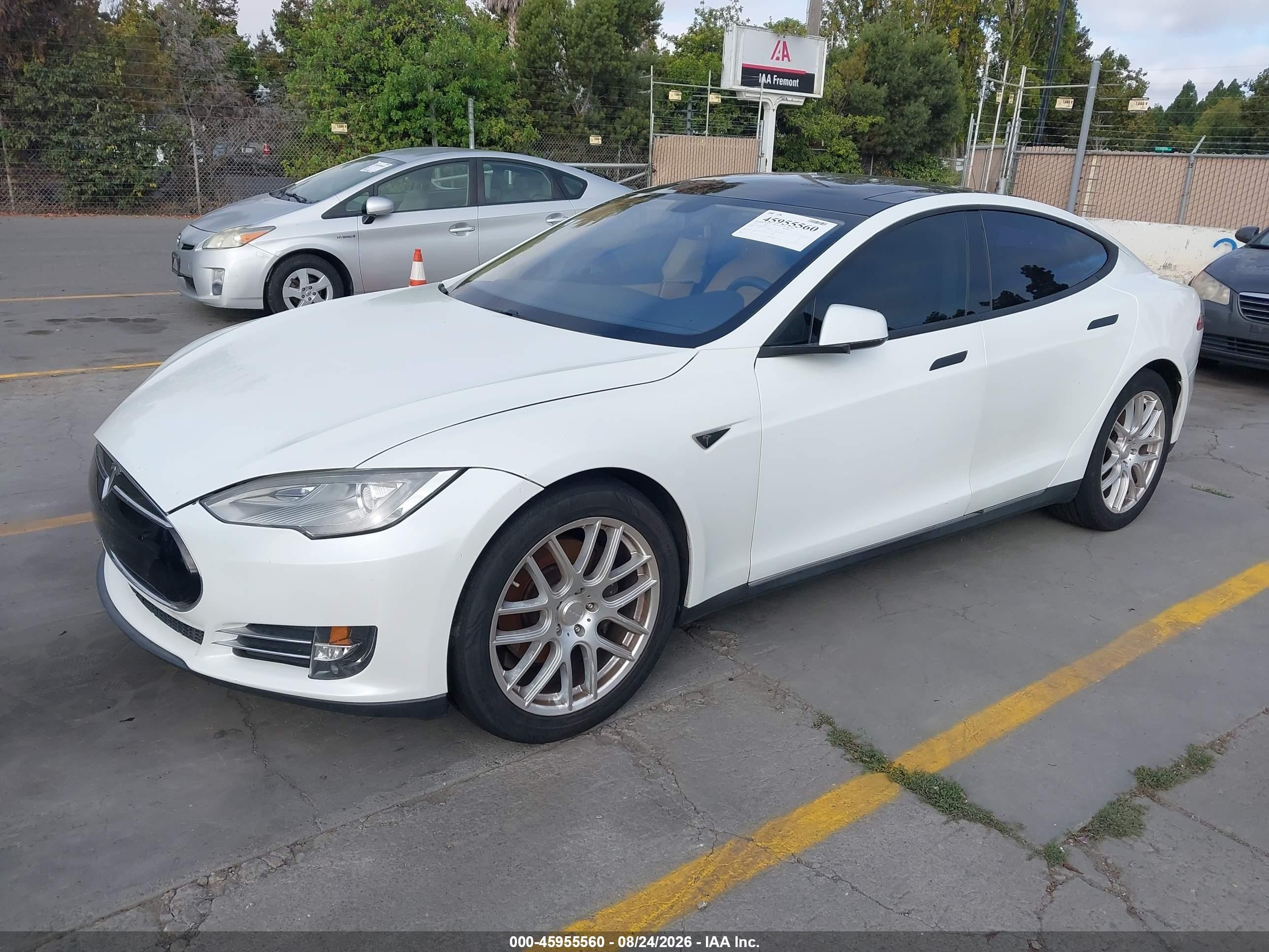 2013 Tesla Model S   White vin: 5YJSA1DG2DFP03576