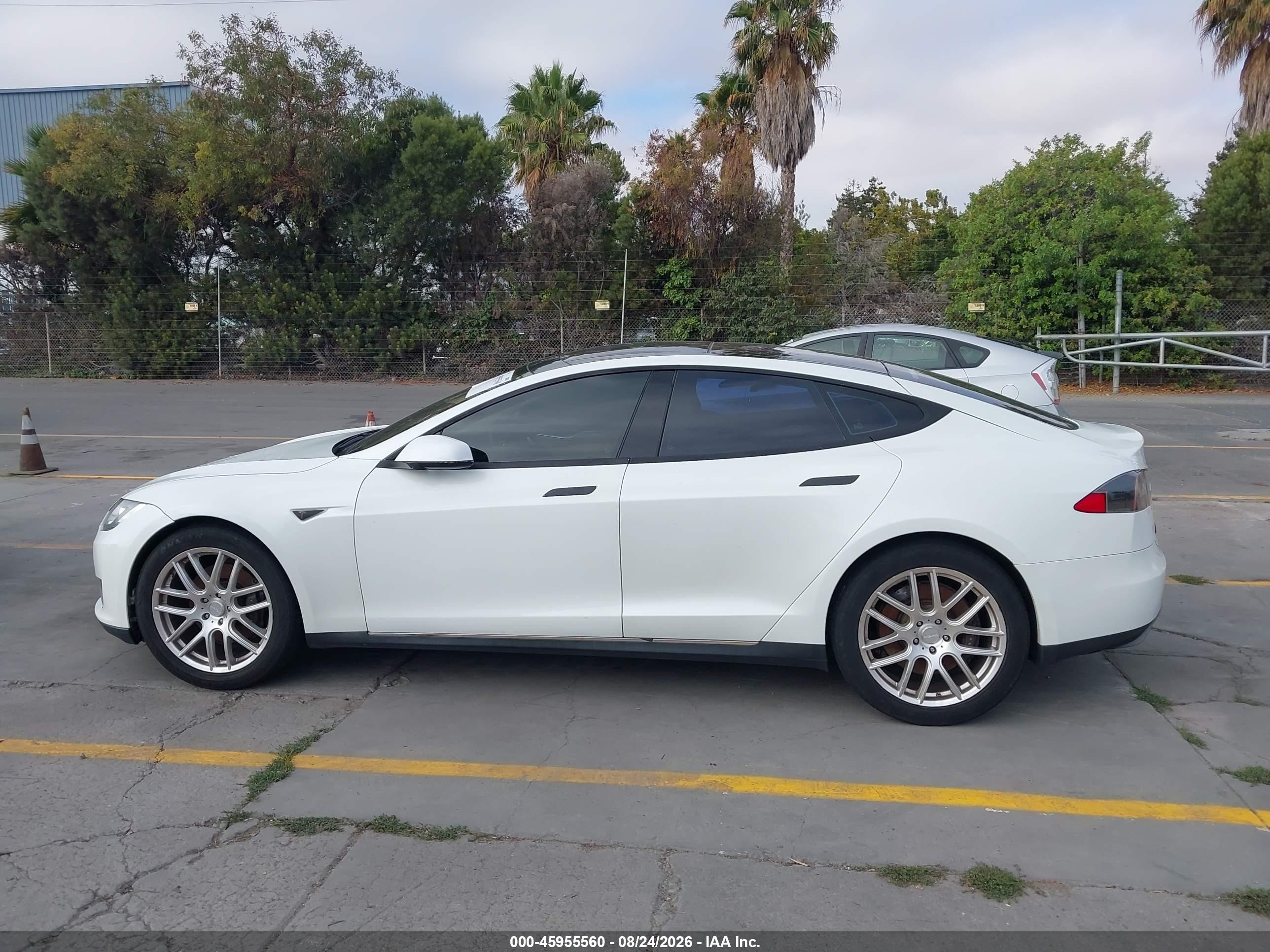 2013 Tesla Model S   White vin: 5YJSA1DG2DFP03576