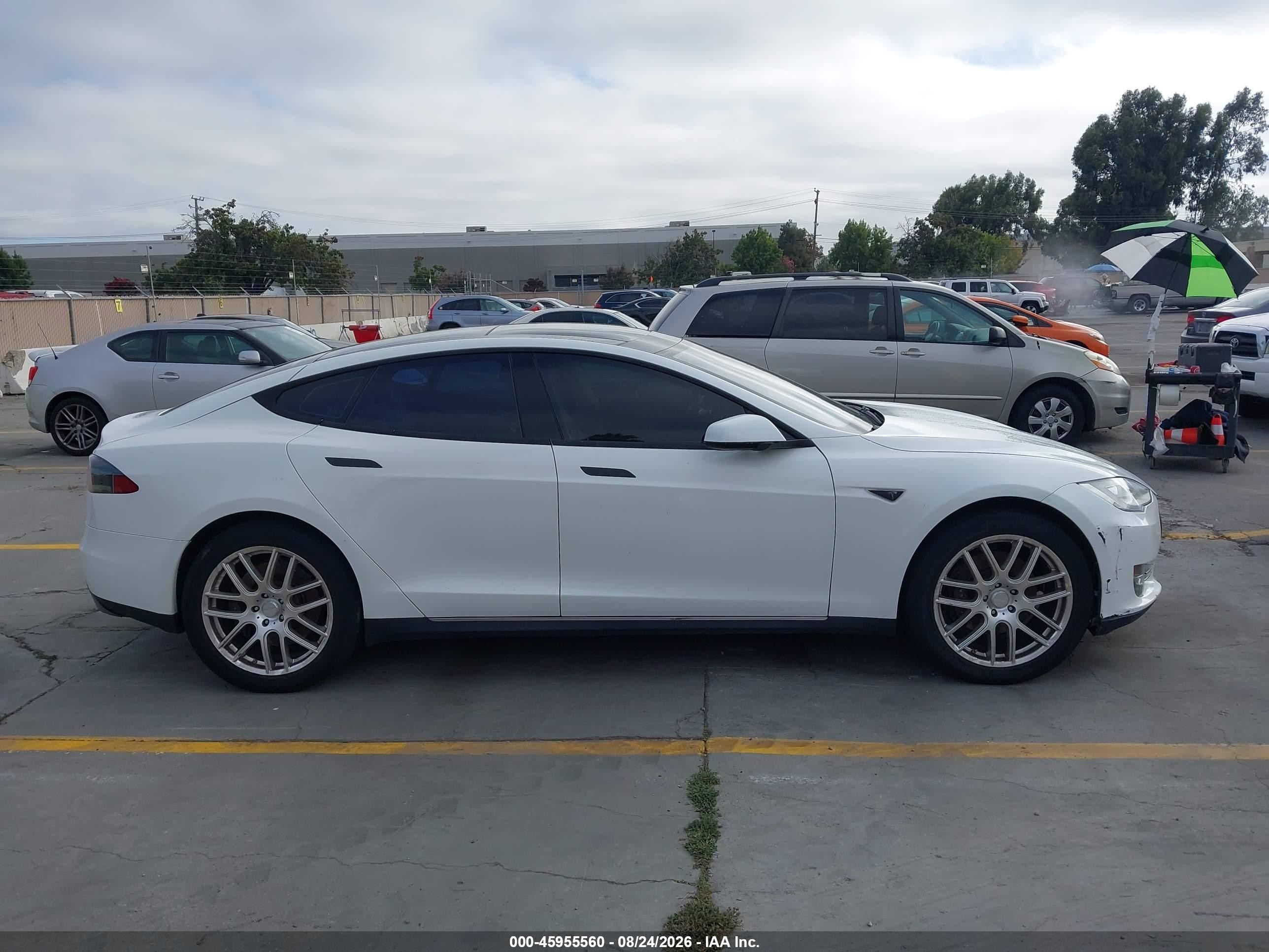 2013 Tesla Model S   White vin: 5YJSA1DG2DFP03576